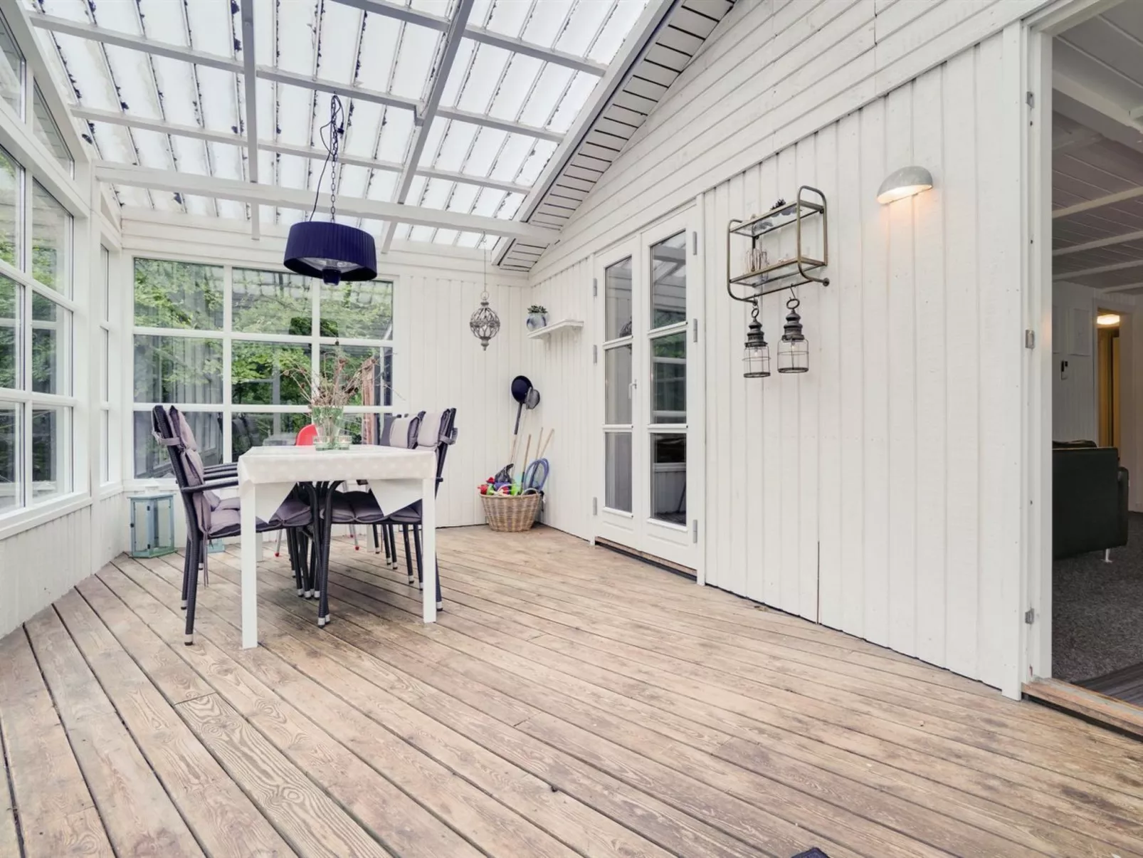 "Gunward" - 1.5km from the sea-Inside