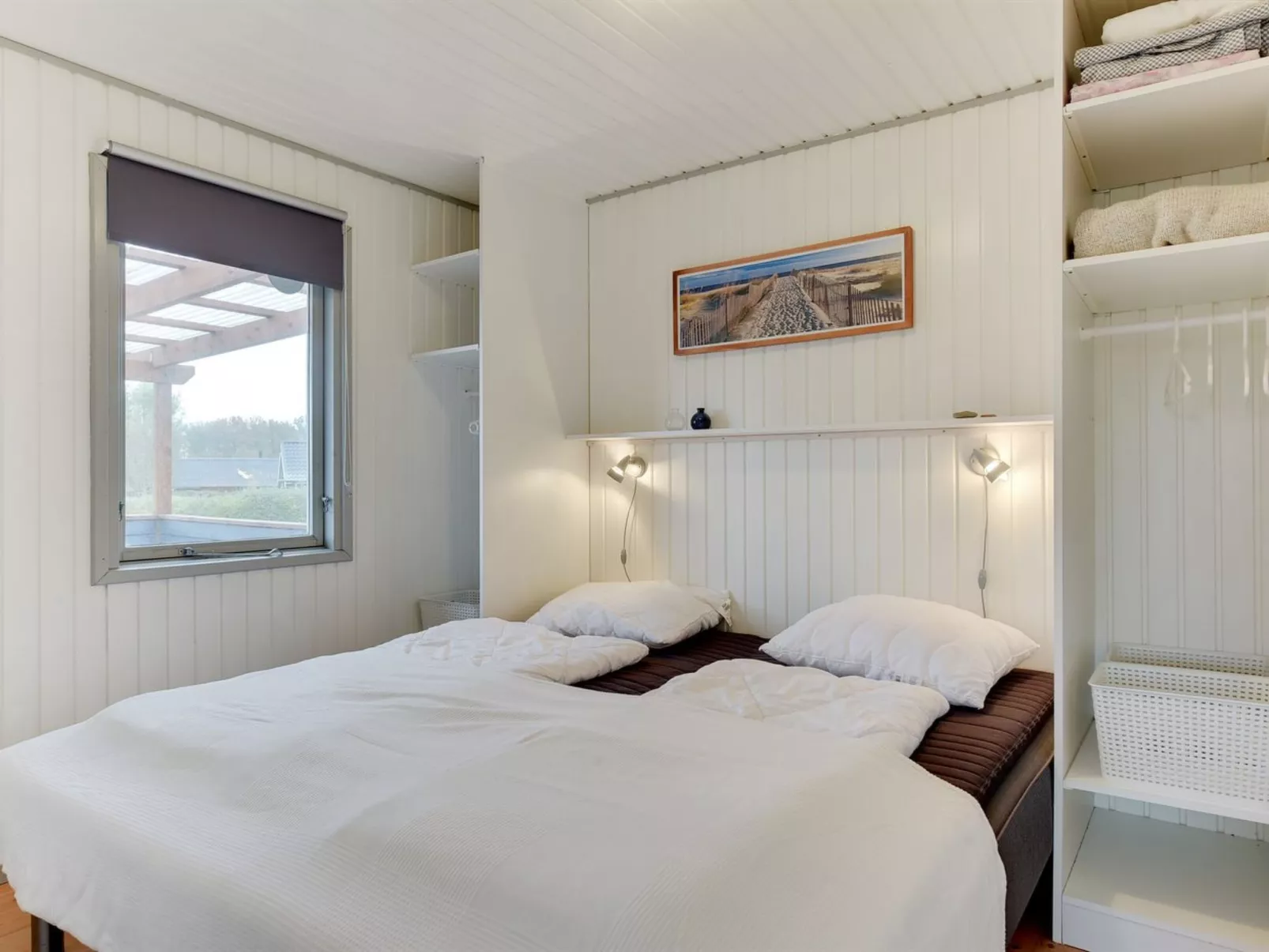 "Roar" - 500m from the sea-Drinnen