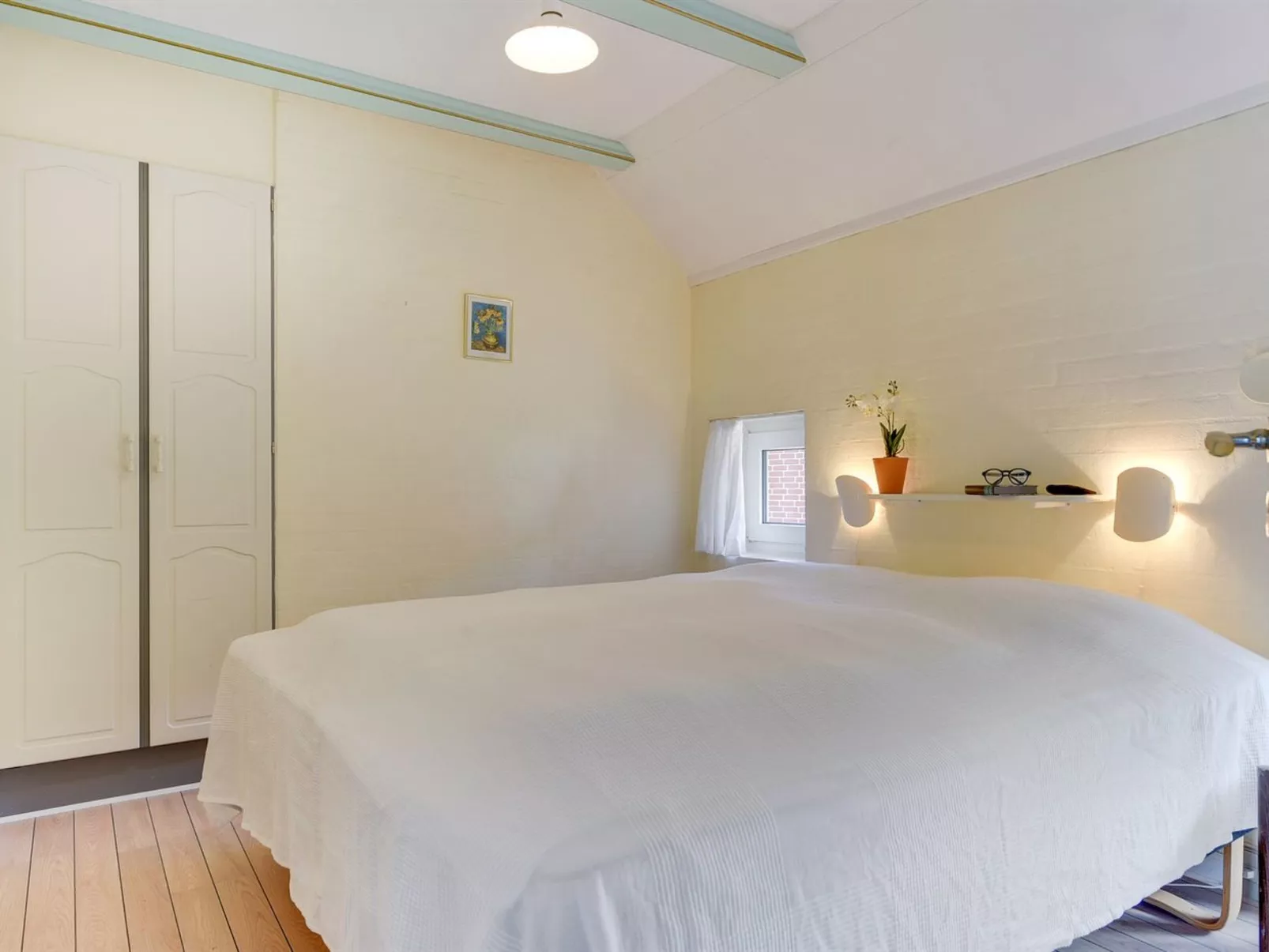 "Swening" - 2.1km from the sea-Drinnen