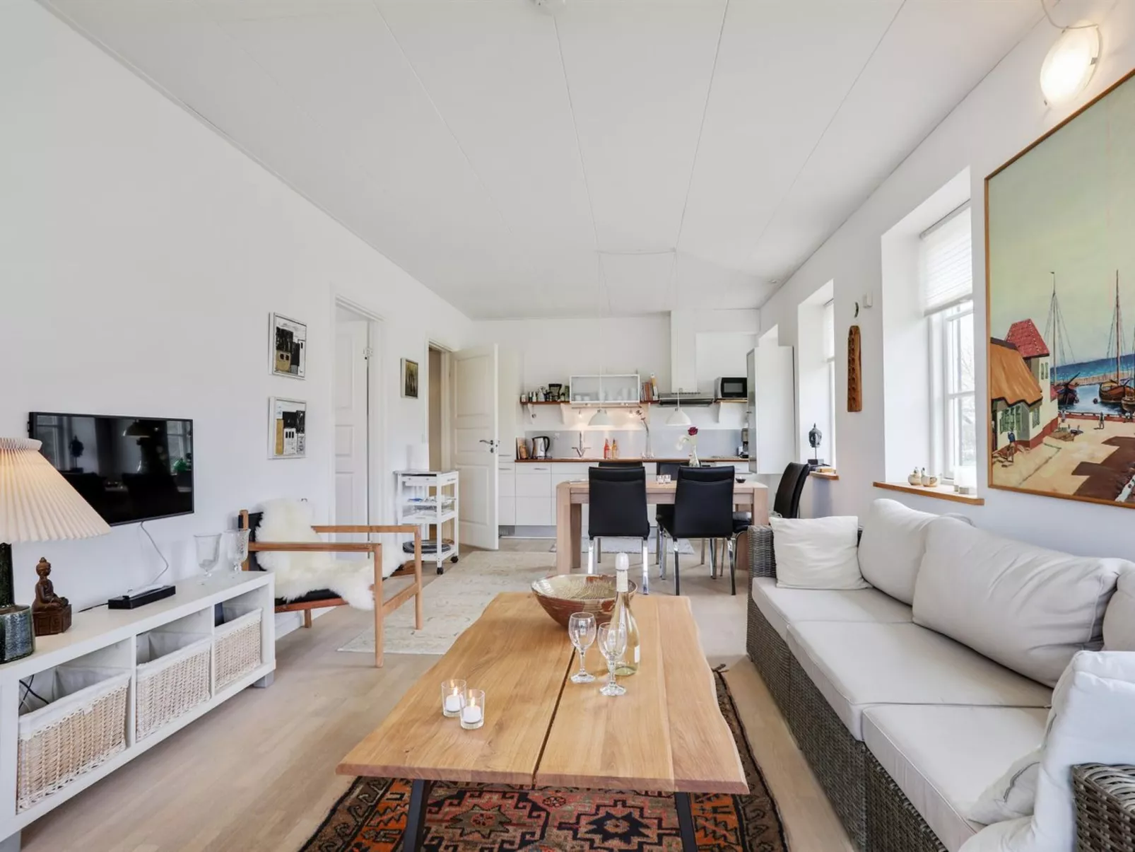 "Hunter" - 400m from the sea-Drinnen