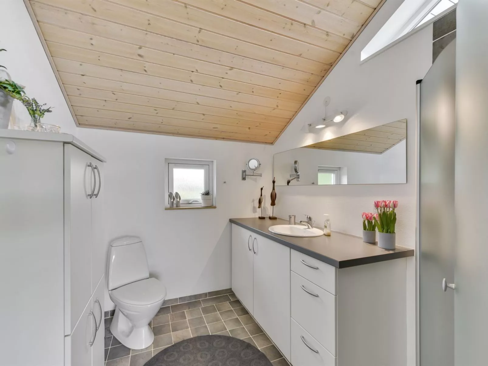 "Tobbi" - 1.1km to the fjord-Inside