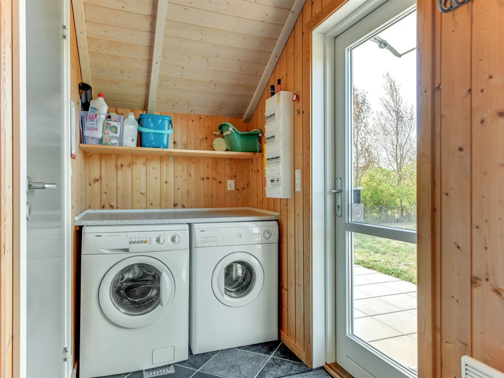 "Thit" - 1.2km to the fjord-Drinnen