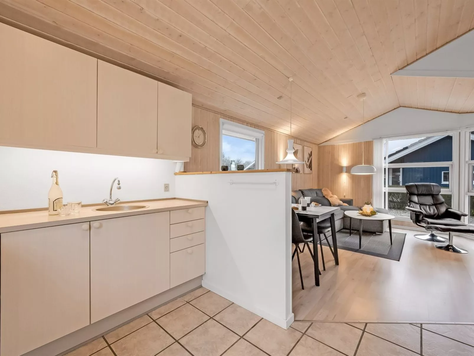 "Marten" - 1.2km to the fjord-Inside