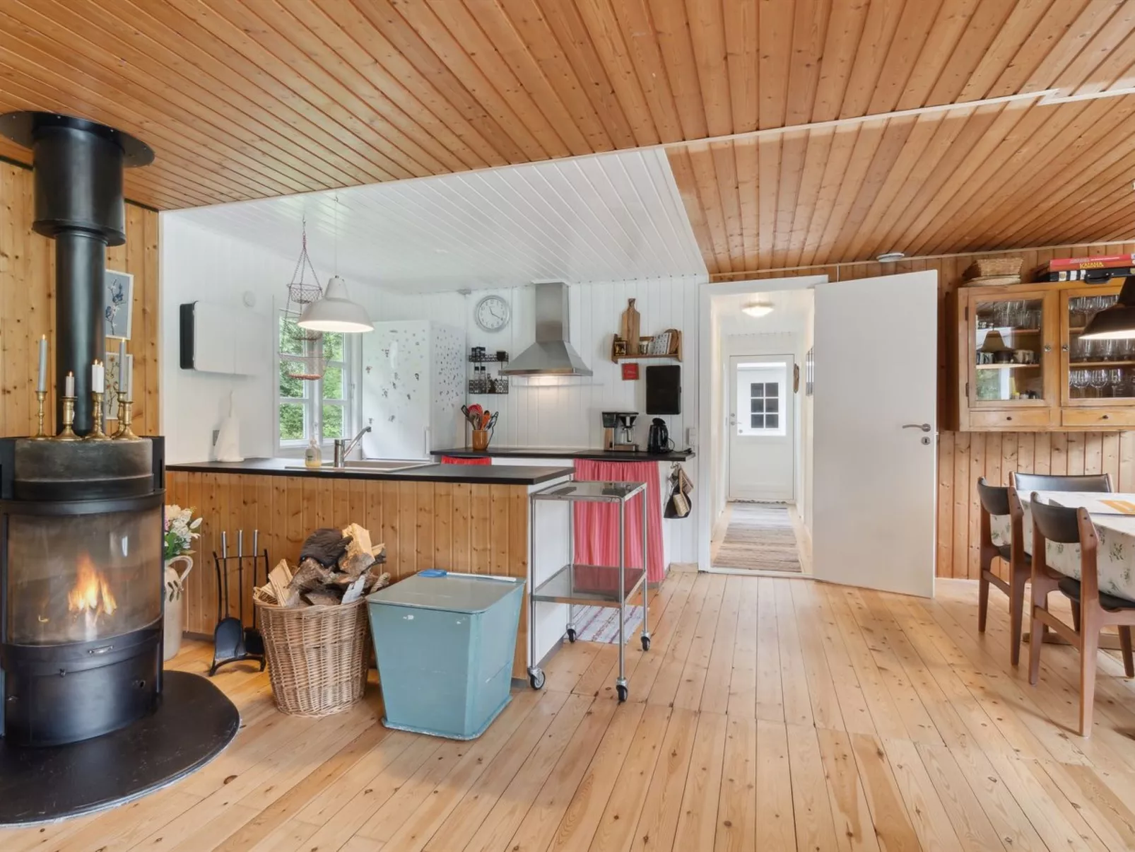 "Gunlög" - 1.3km from the sea-Inside