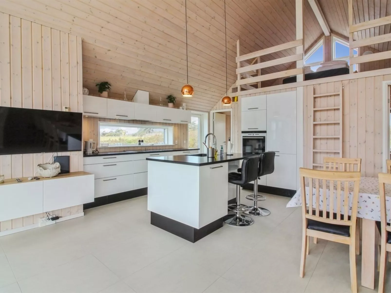 "Othinkarl" - 100m from the sea-Inside