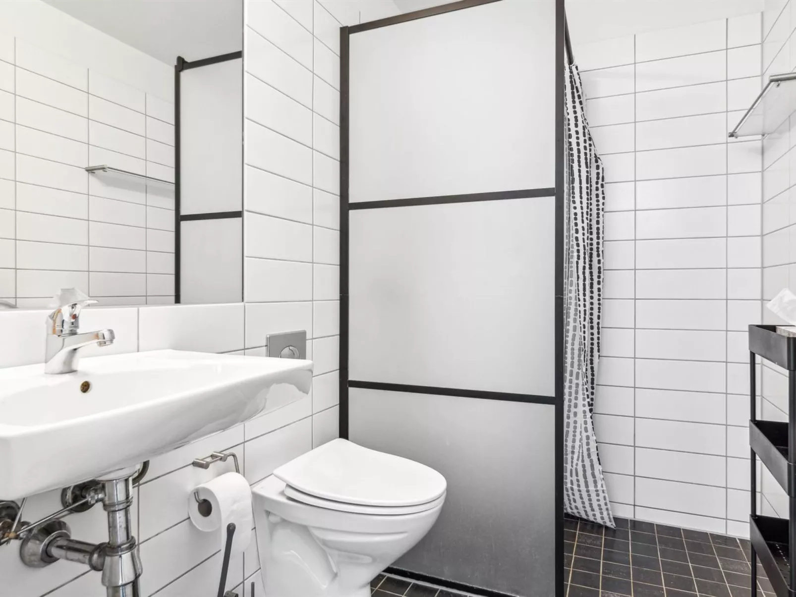 "Kimi" - 100m from the sea-Inside