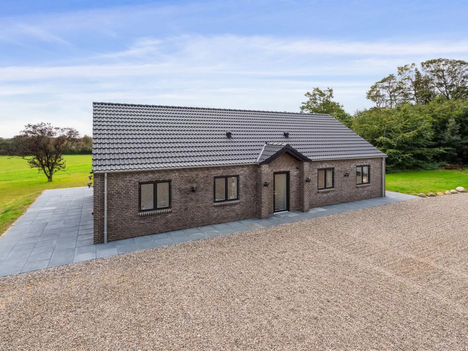 "Landuin" - 30km from the sea-Outside