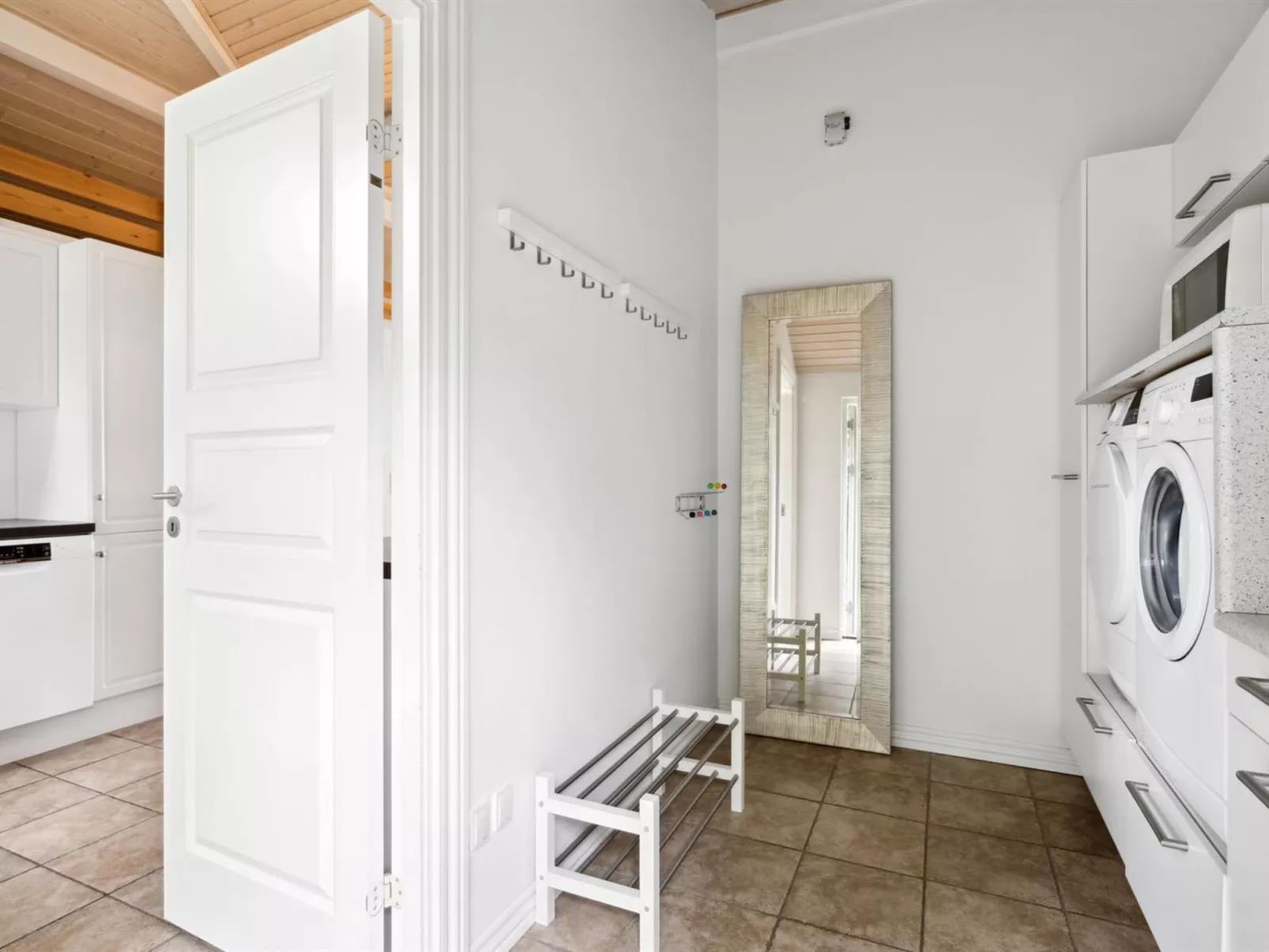 "Thjodulf" - 300m from the sea-Inside