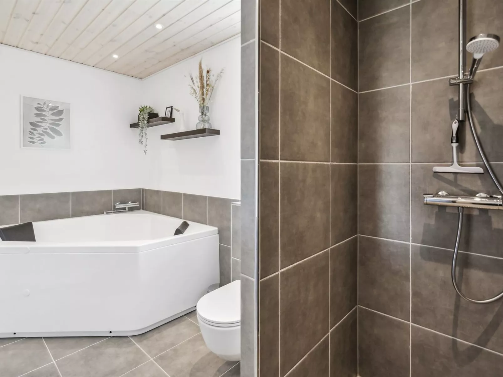 "Ika" - 450m from the sea-Inside