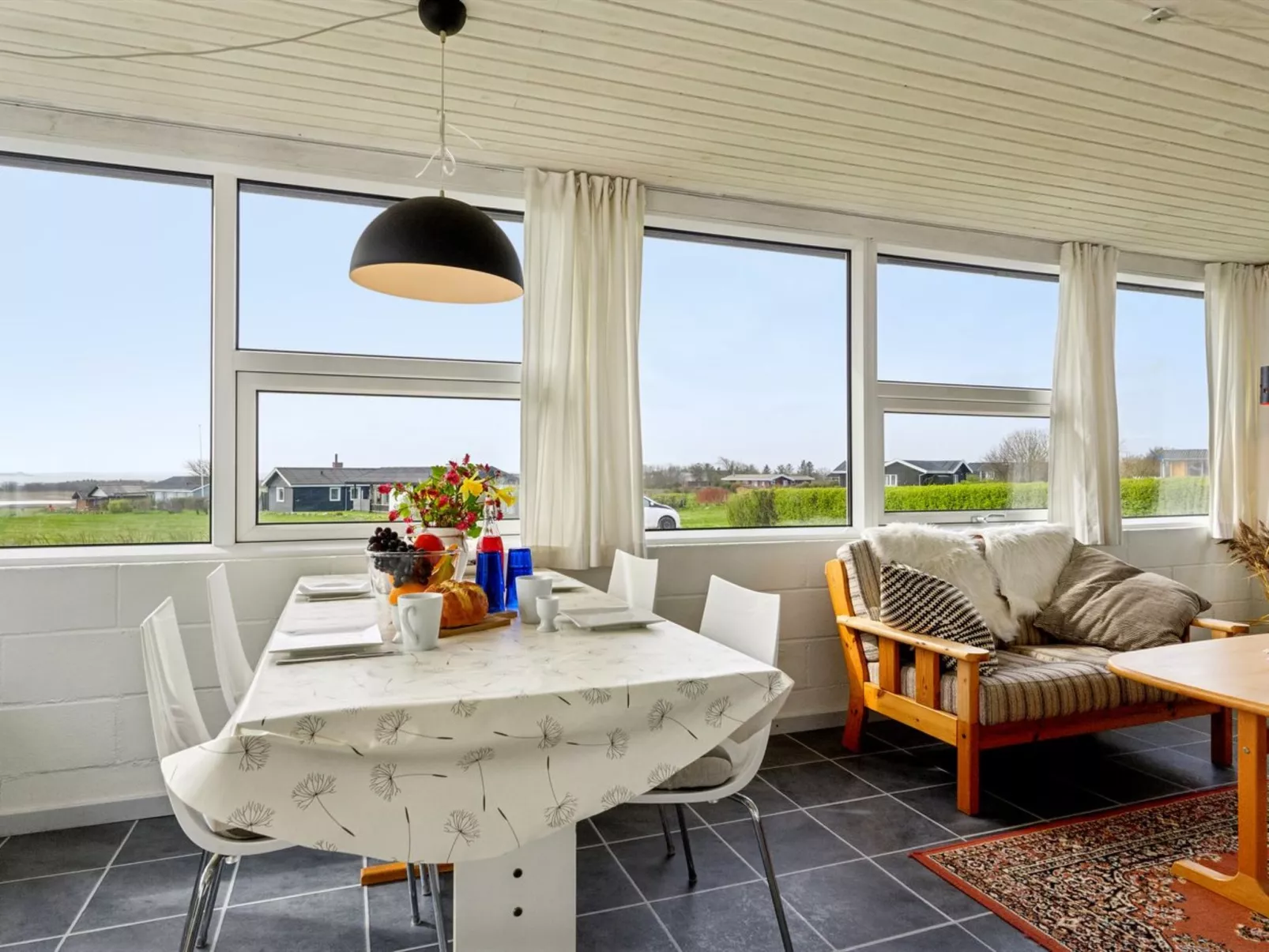 "Aletha" - 300m to the fjord-Drinnen