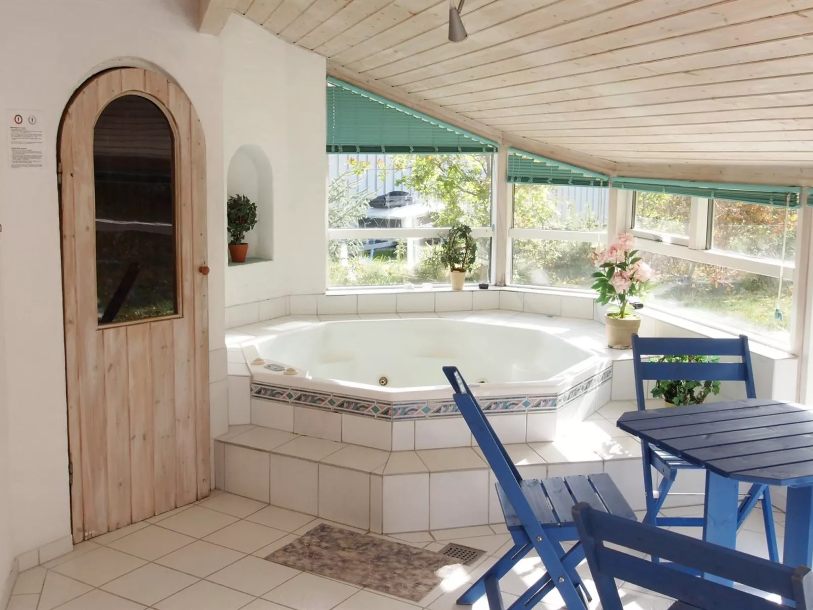 "Unto" - 100m from the sea-Dedans