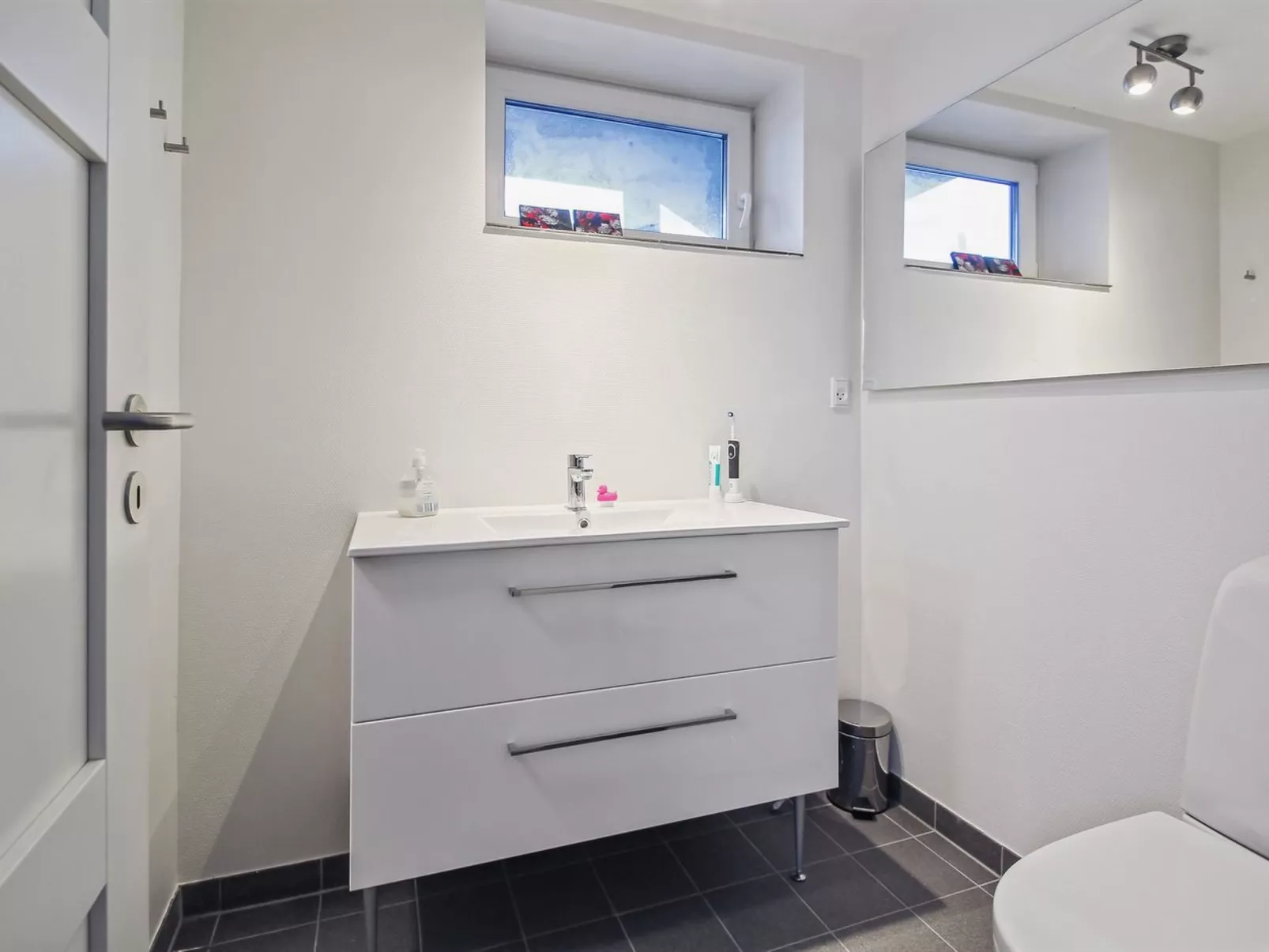 "Mirja" - 50m to the fjord-Drinnen