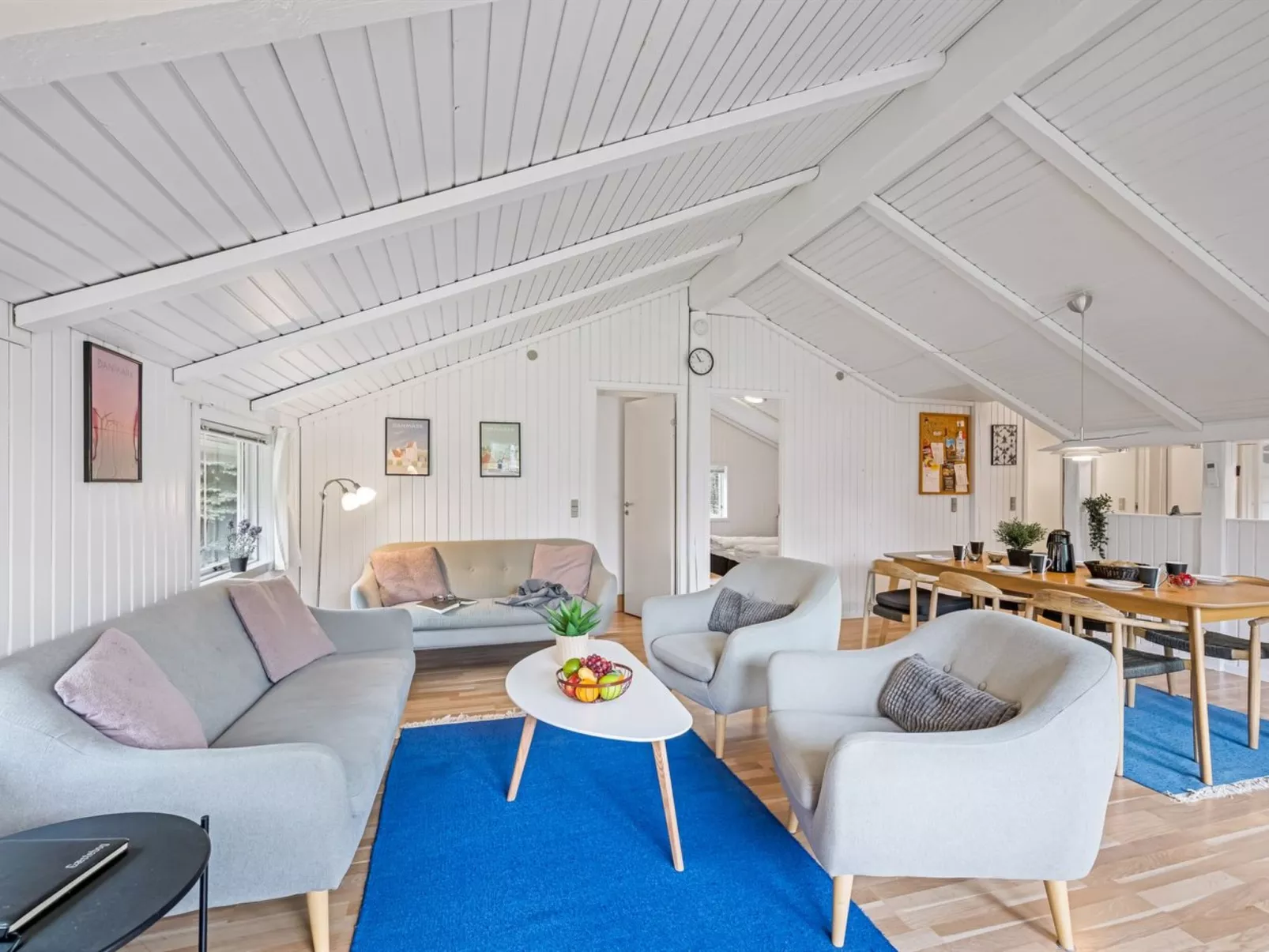 "Orm" - 2.3km from the sea-Drinnen