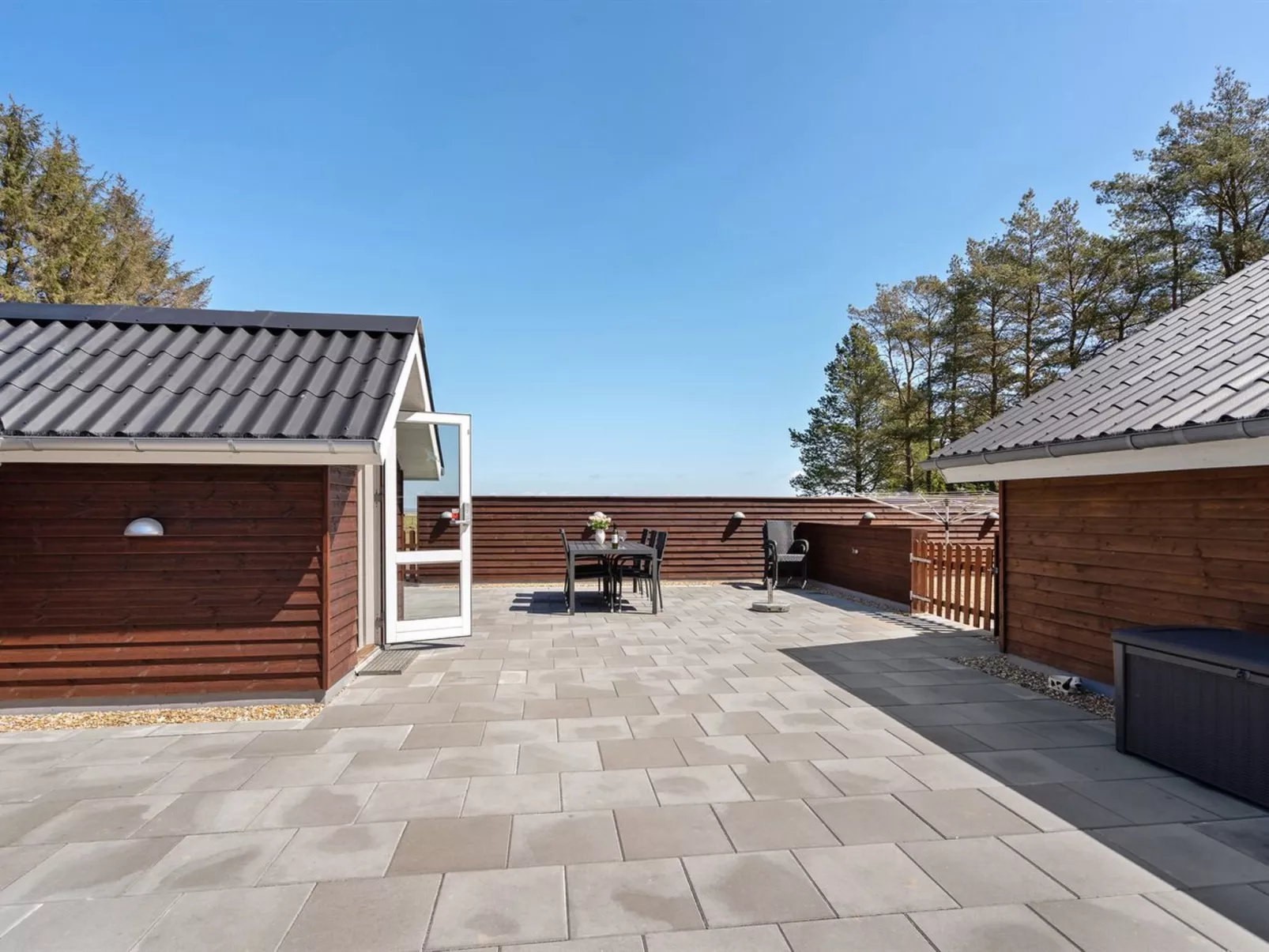 "Saila" - 500m to the fjord-Outside