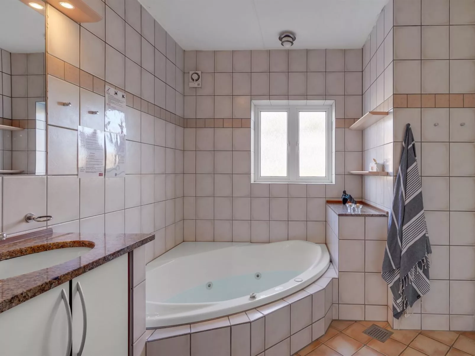 "Oneida" - 800m from the sea-Inside