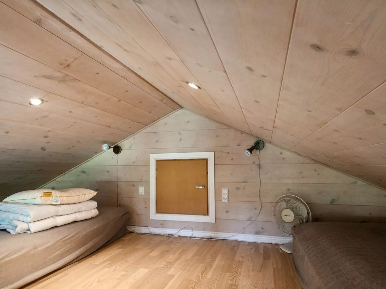 "Hjalmar" - 400m from the sea-Drinnen