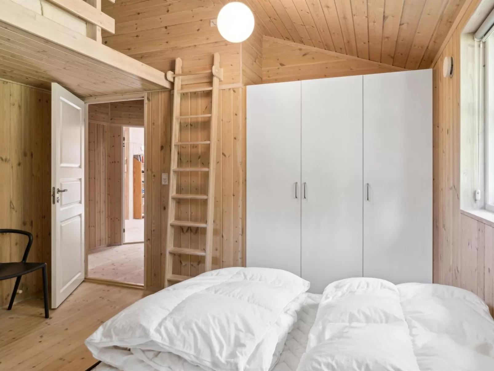 "Launo" - 1.1km to the fjord-Drinnen