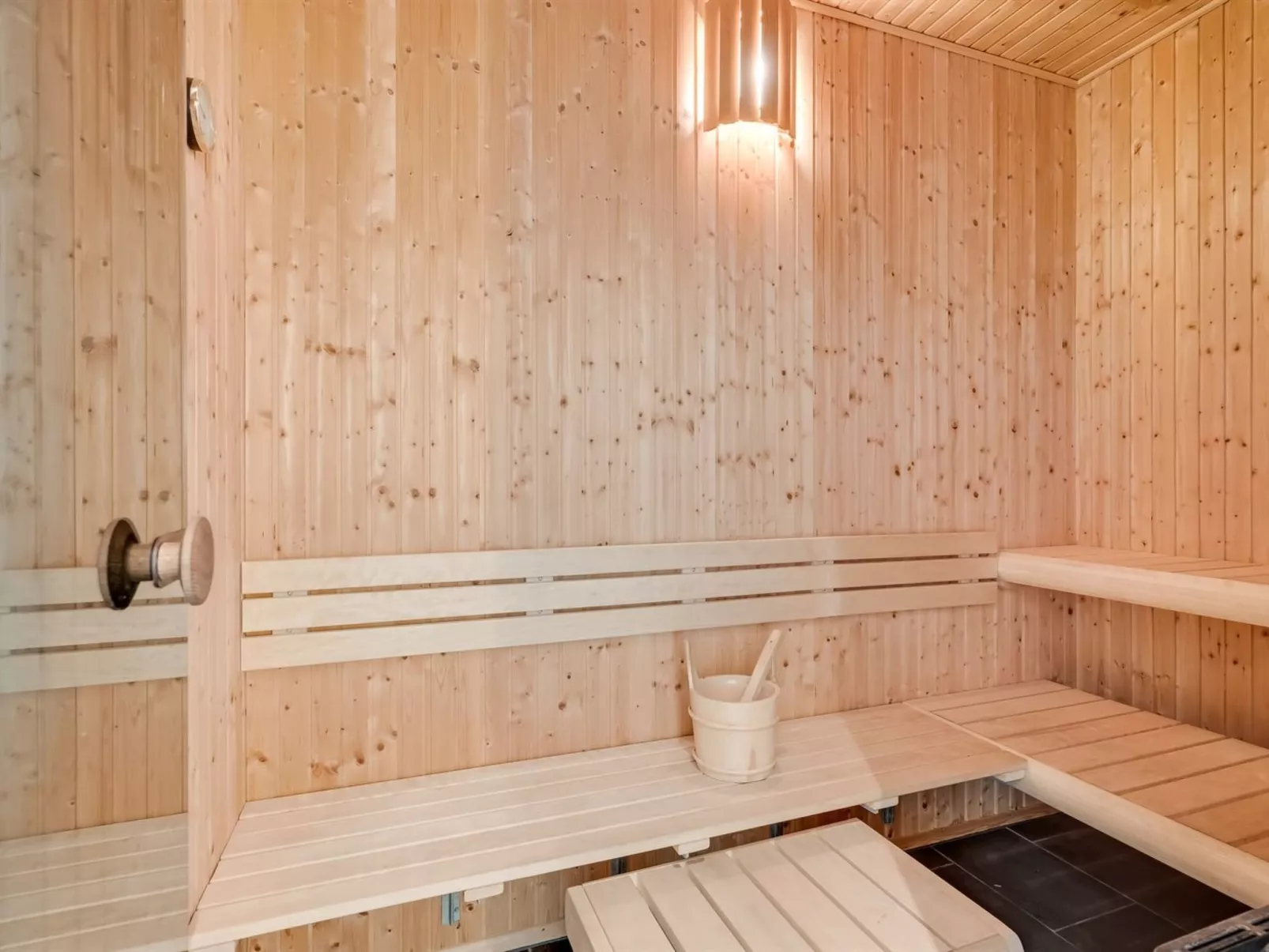 "Ahto" - 600m to the fjord-Inside