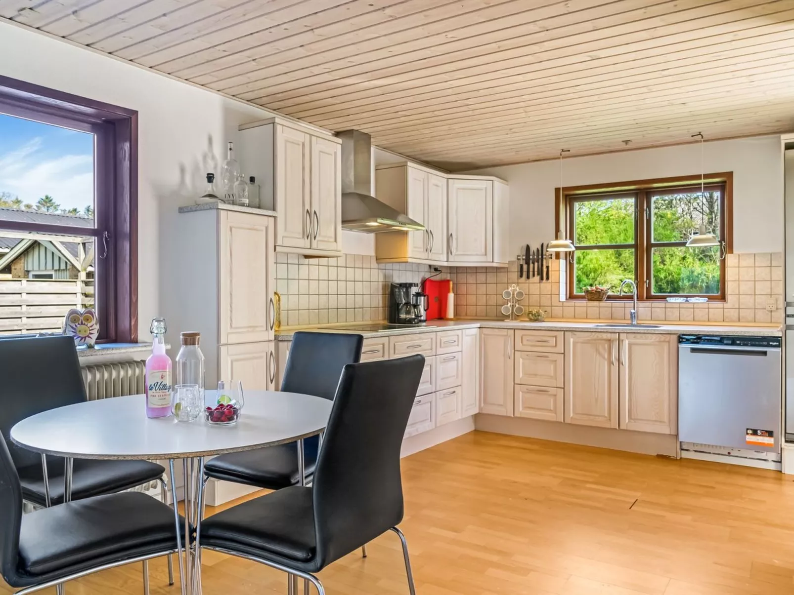 "Satu" - 2km from the sea-Inside