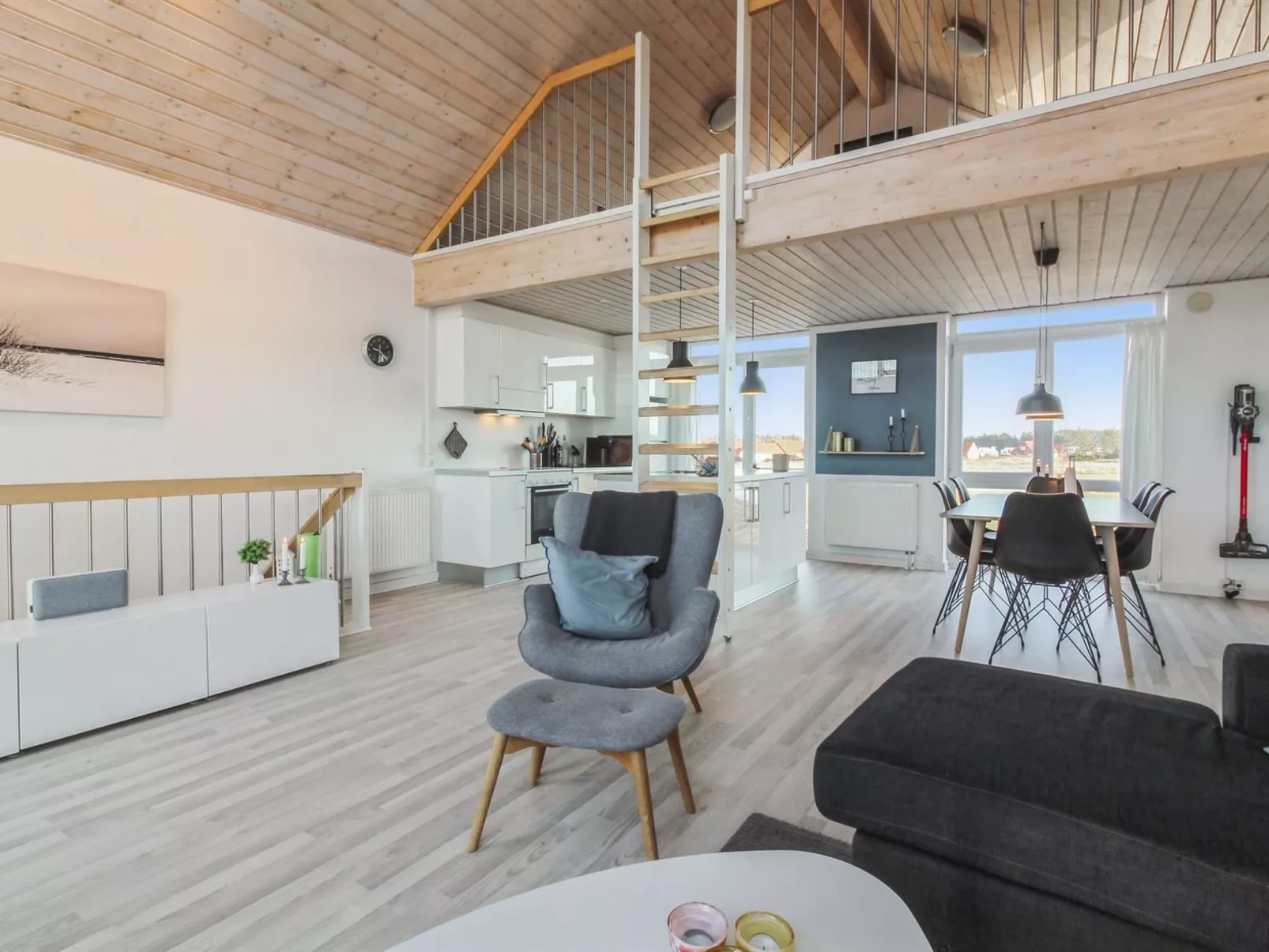 "Truls" - 700m from the sea-Dedans