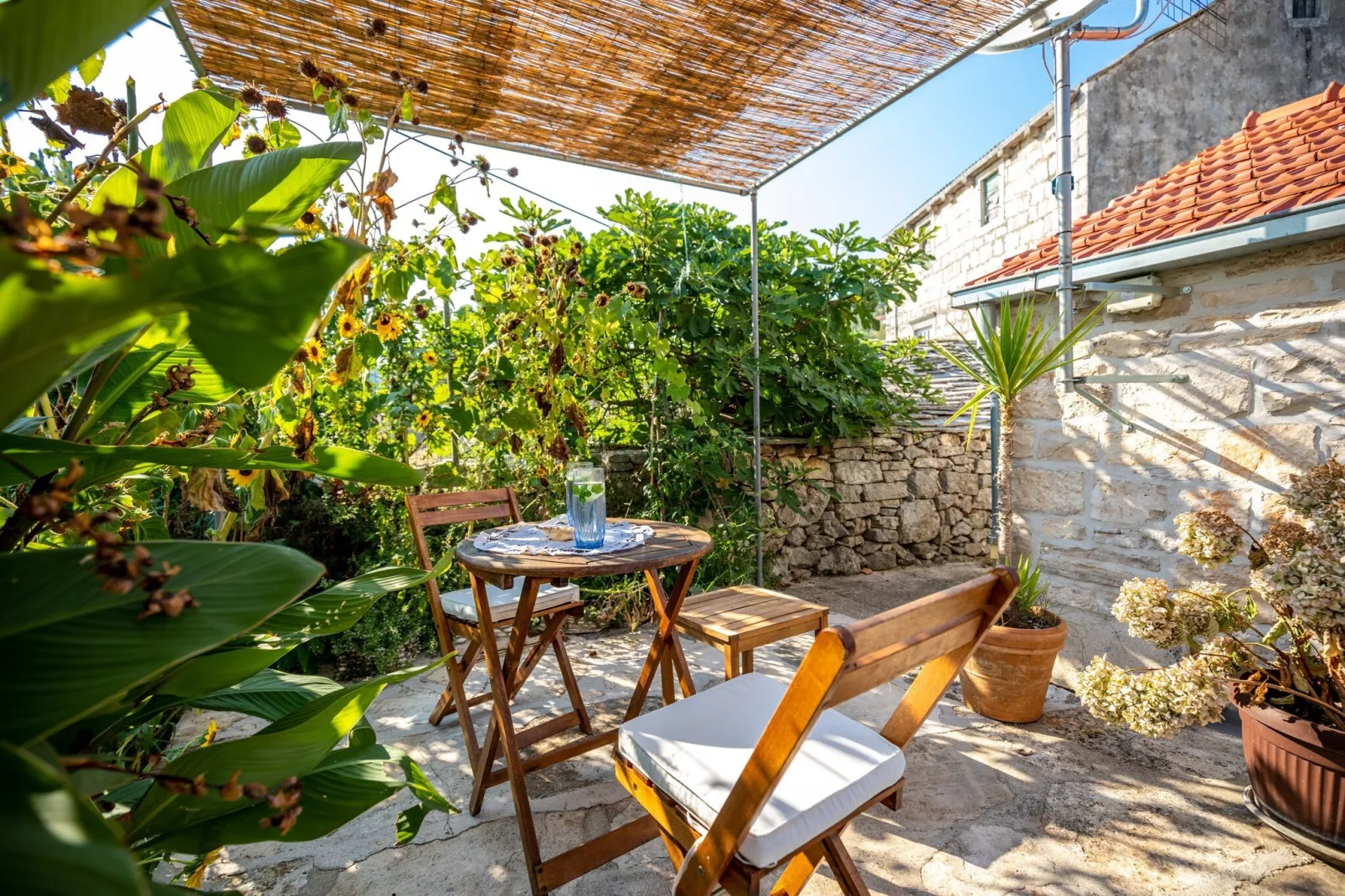 Stone House Harmony -Studio Apartment with Patio and Garden View ( 2 )-Terrasse