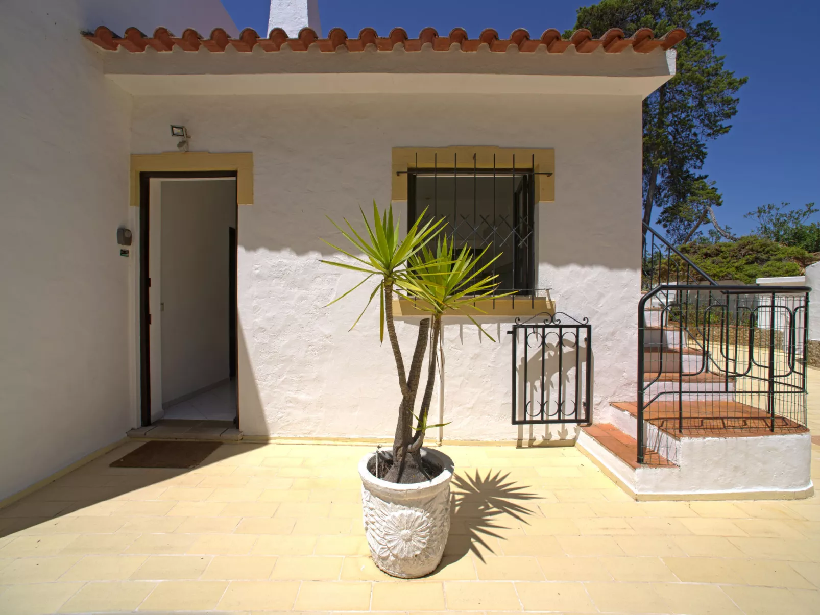 Neves II-Outside