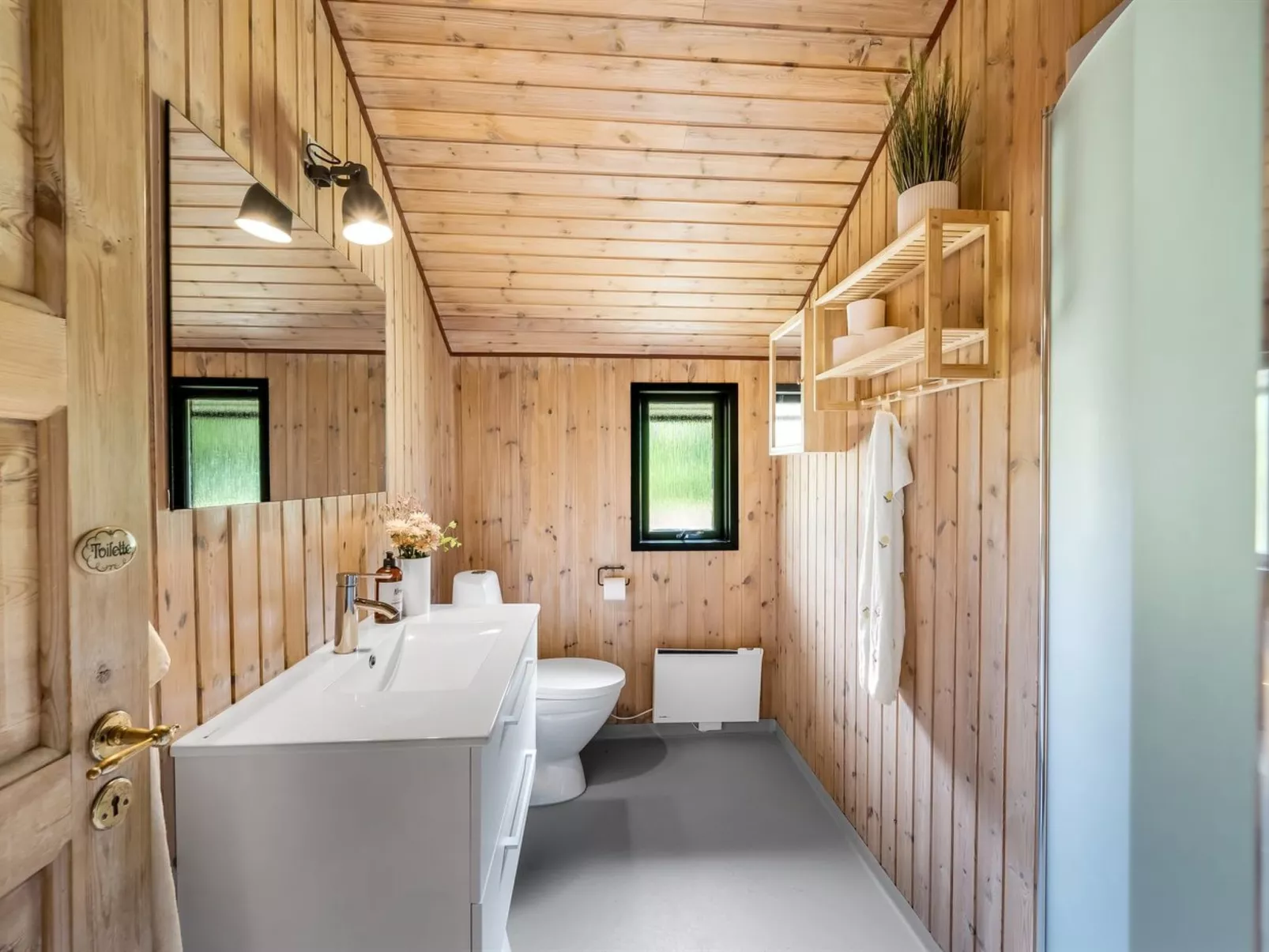 "Regine" - 1.1km to the fjord-Inside