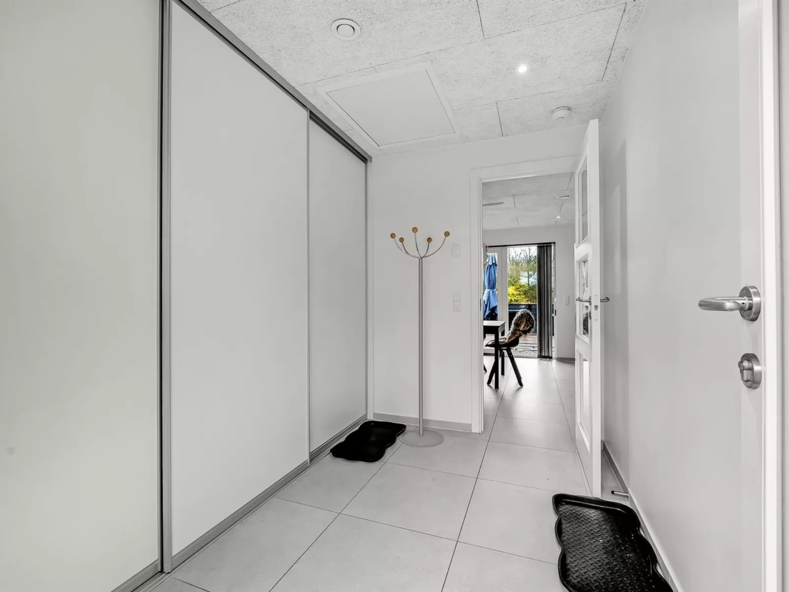 "Elisaveta" - 400m to the fjord-Drinnen