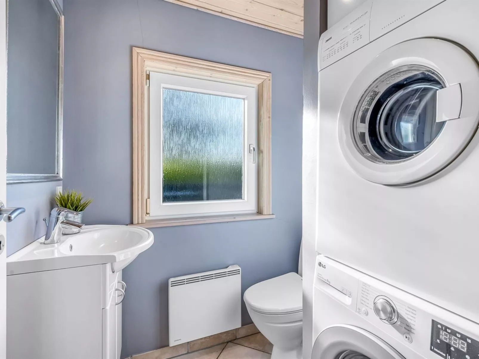 "Efka" - 600m to the fjord-Dedans