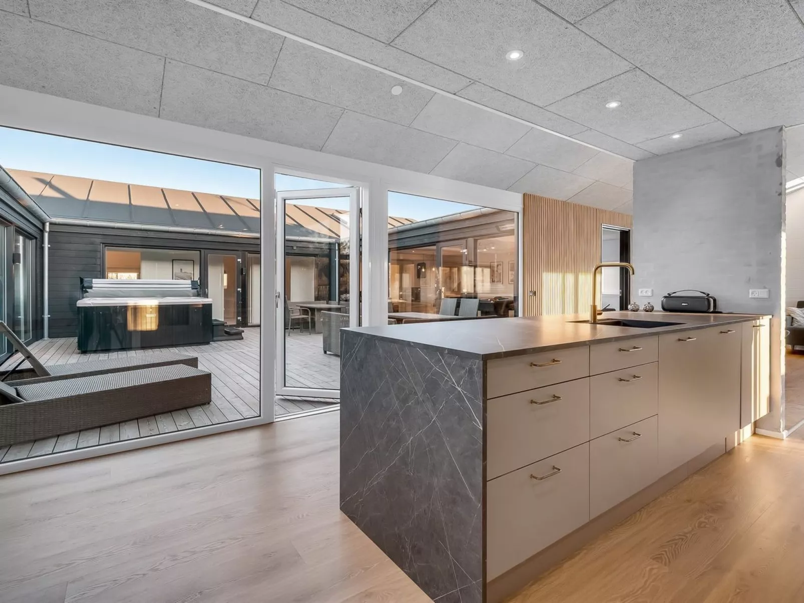 "Hana" - 800m from the sea-Inside