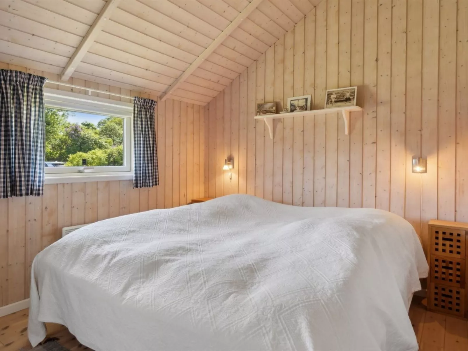 "Sukie" - 100m from the sea-Inside