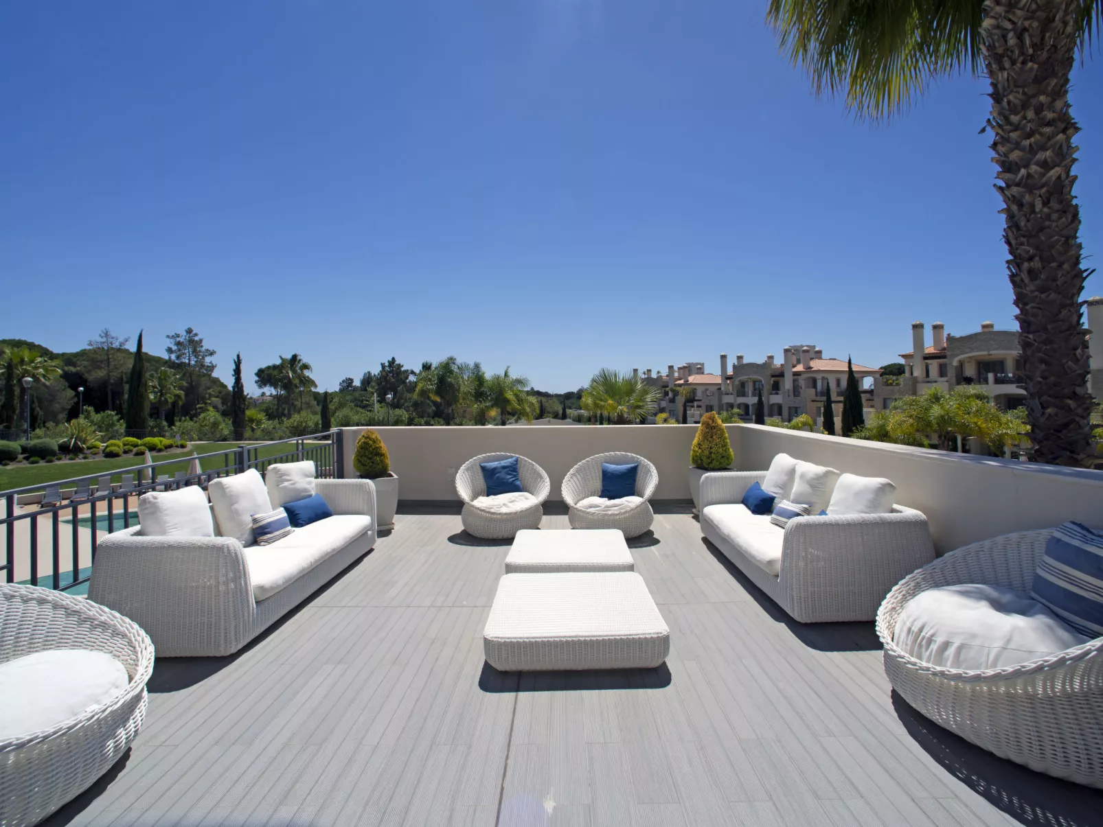 Pine Hills Esmeralda-Outside