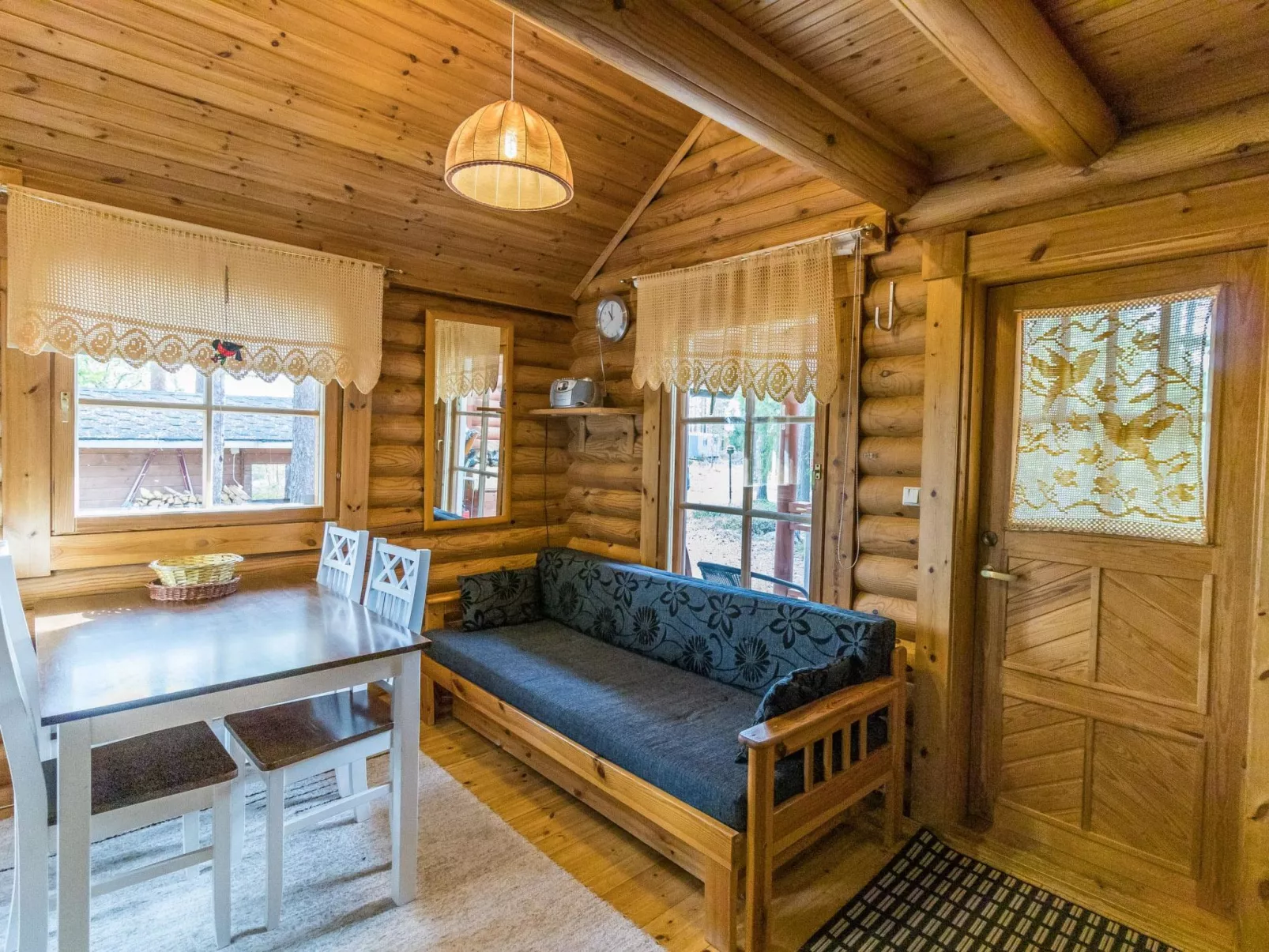 Kuukkelin tupa 1-Dedans