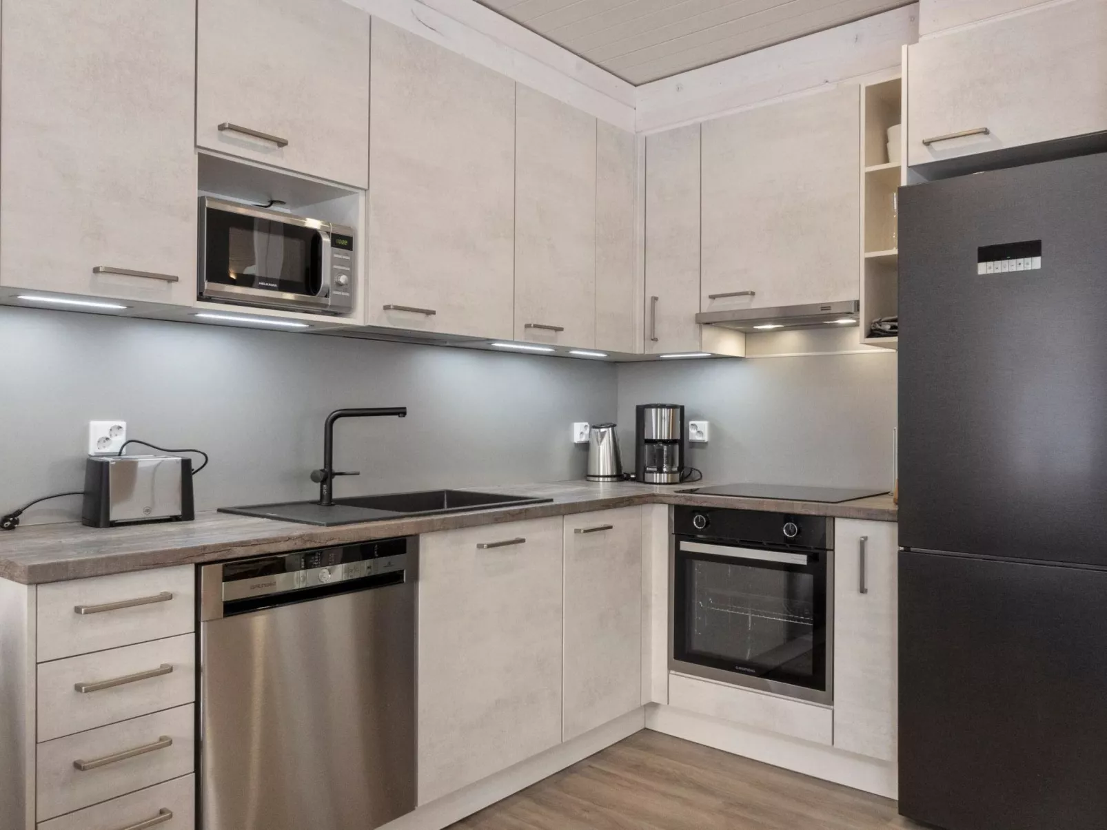 Levin ahmahovi 2b-Dedans