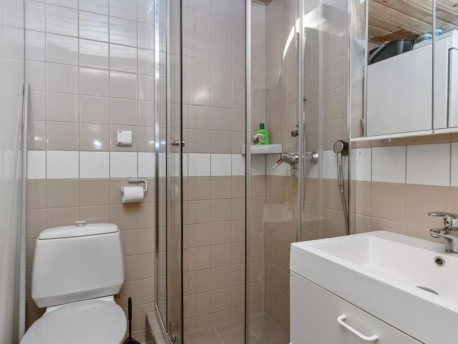 Metsänpirtti 1-Drinnen