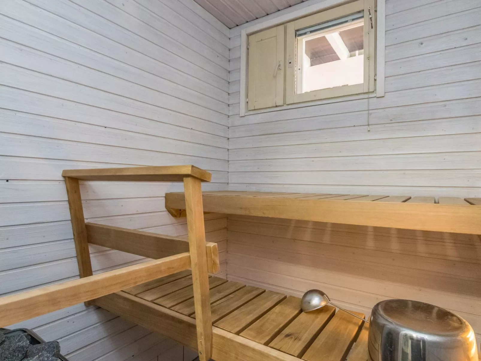 Moitakuru b24-Drinnen