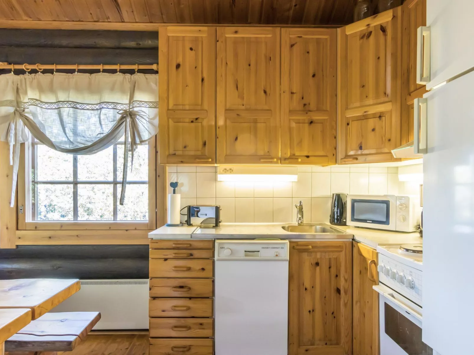 Mötönpesä 2-Drinnen