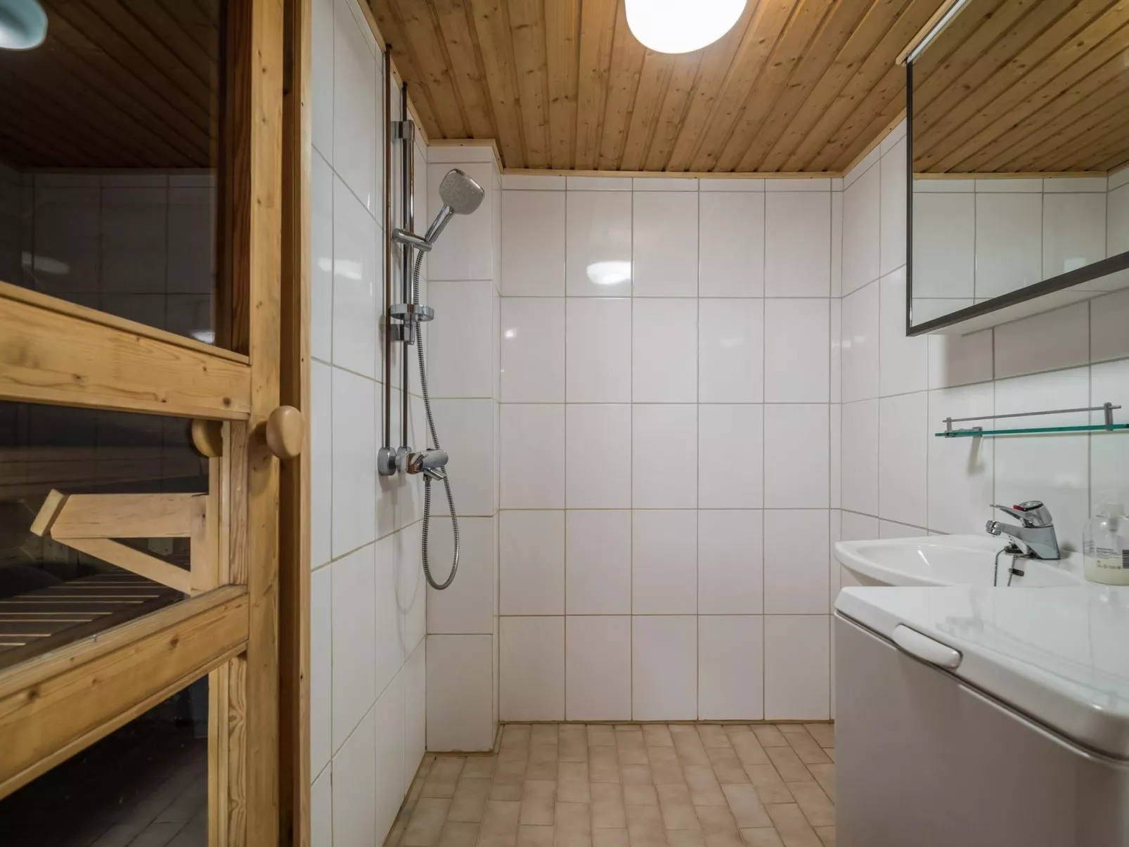 Kuukkelintupa 1-Drinnen