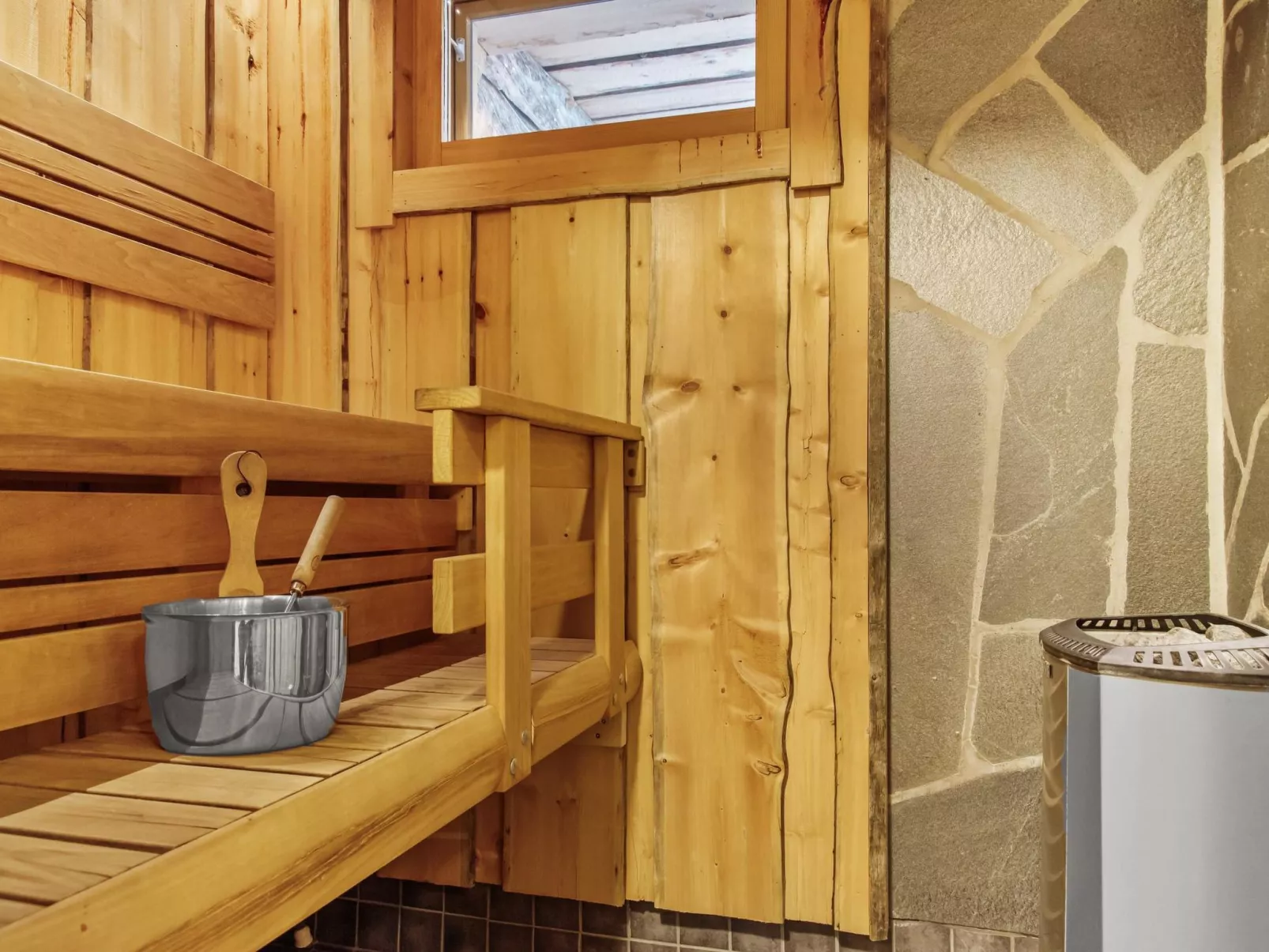 Luostakka pieni-Inside