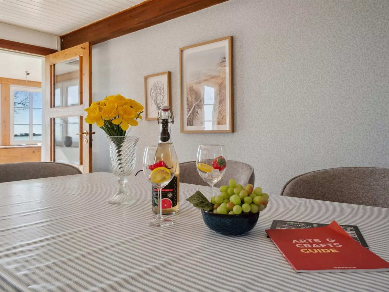 "Hakon" - 40m from the sea-Inside