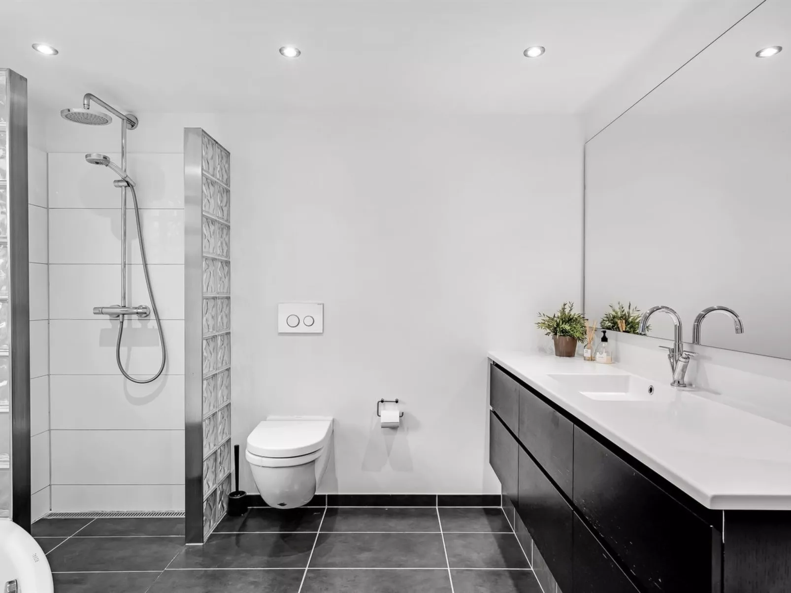 "Carlie" - 250m to the fjord-Inside