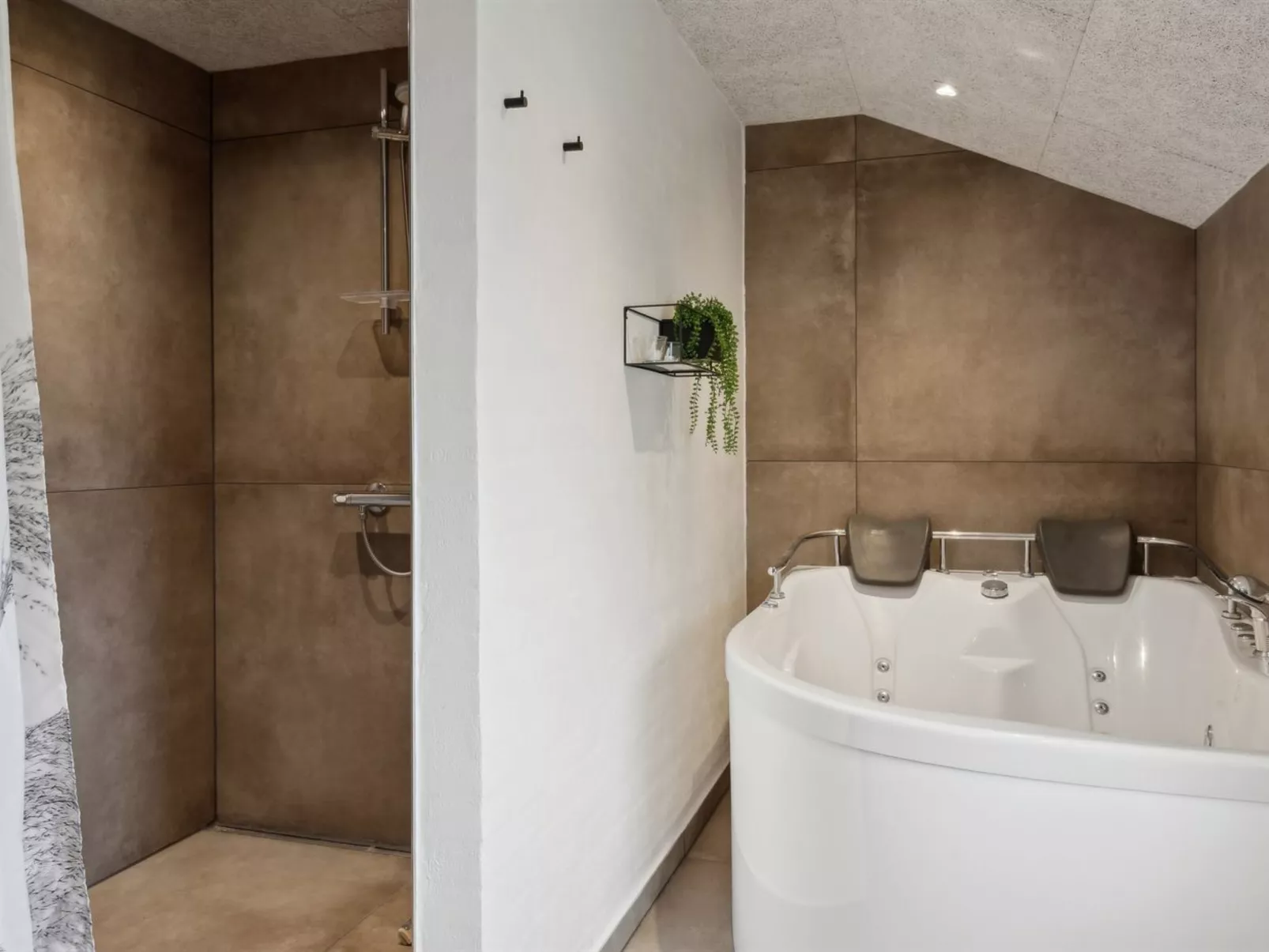 "Akira" - 250m from the sea-Inside