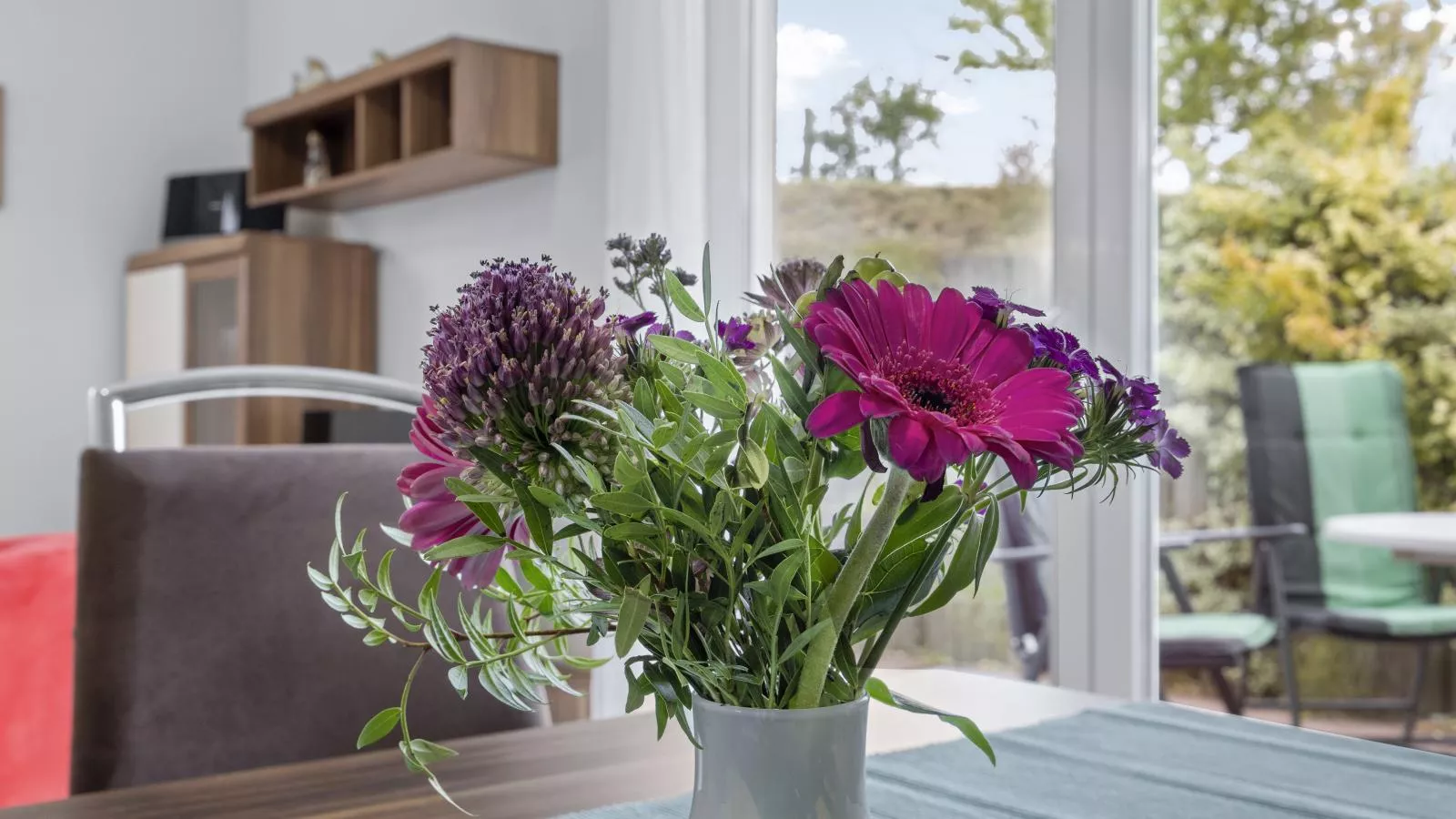 Stranddistel links mit Sauna-Ambiente