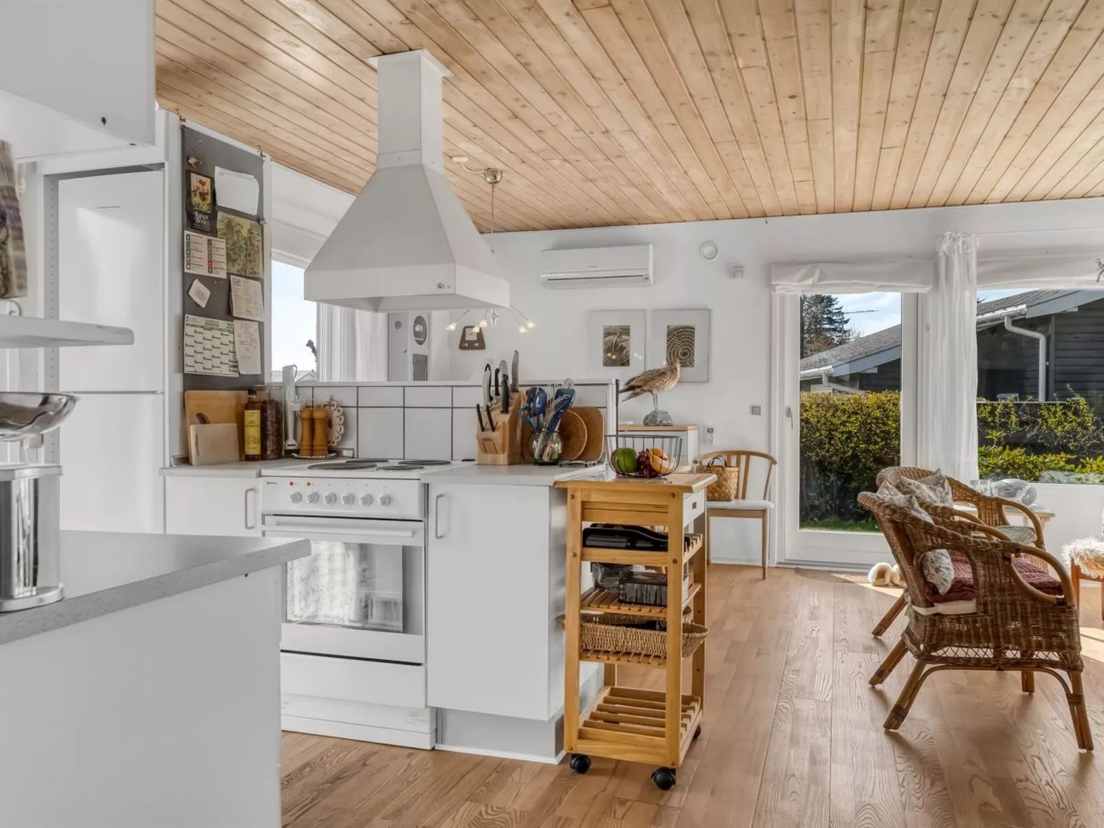 "Bara" -  from the sea-Drinnen