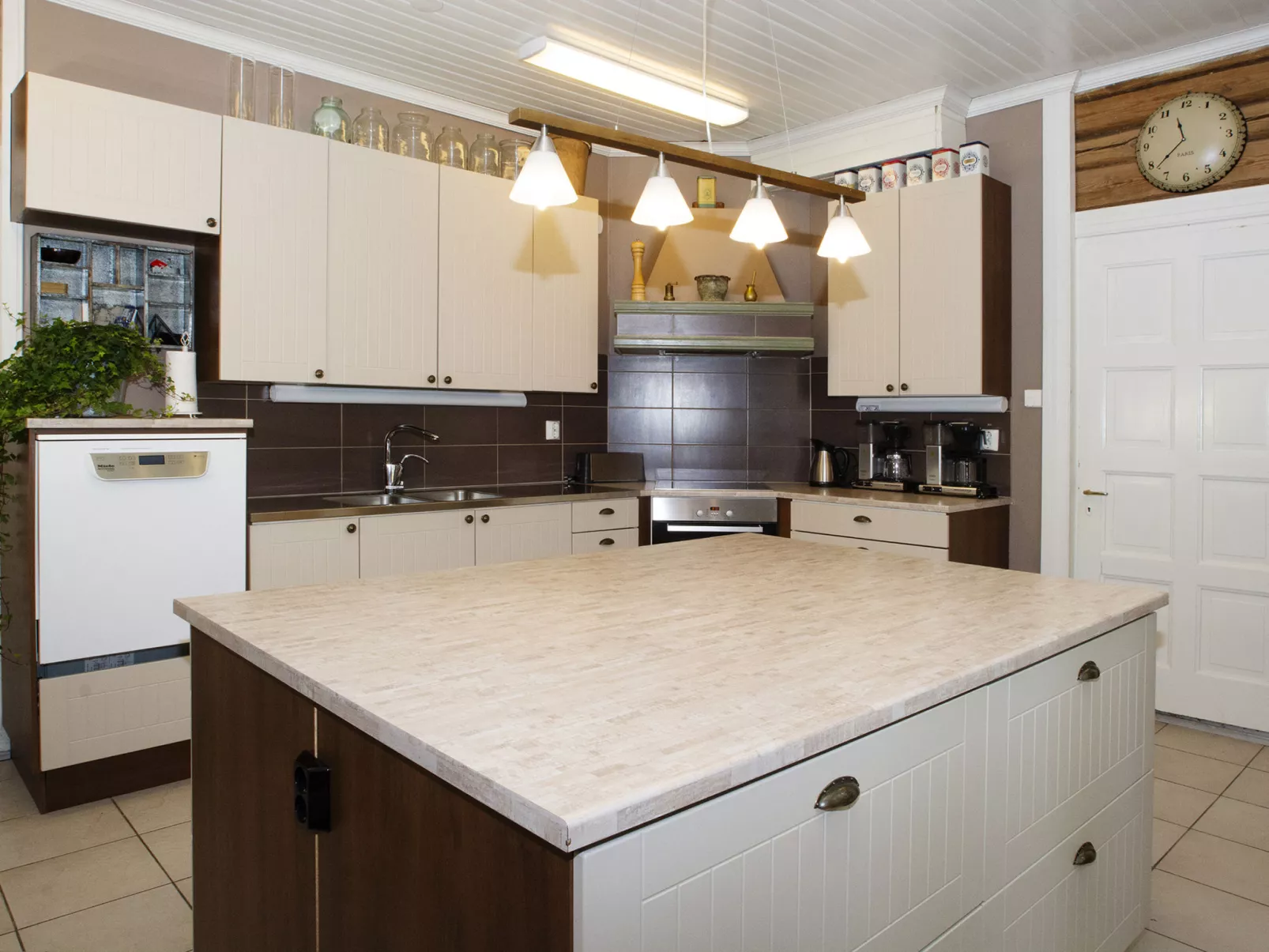 Päätalo, mökkilomat ja perhejuhlat-Dedans