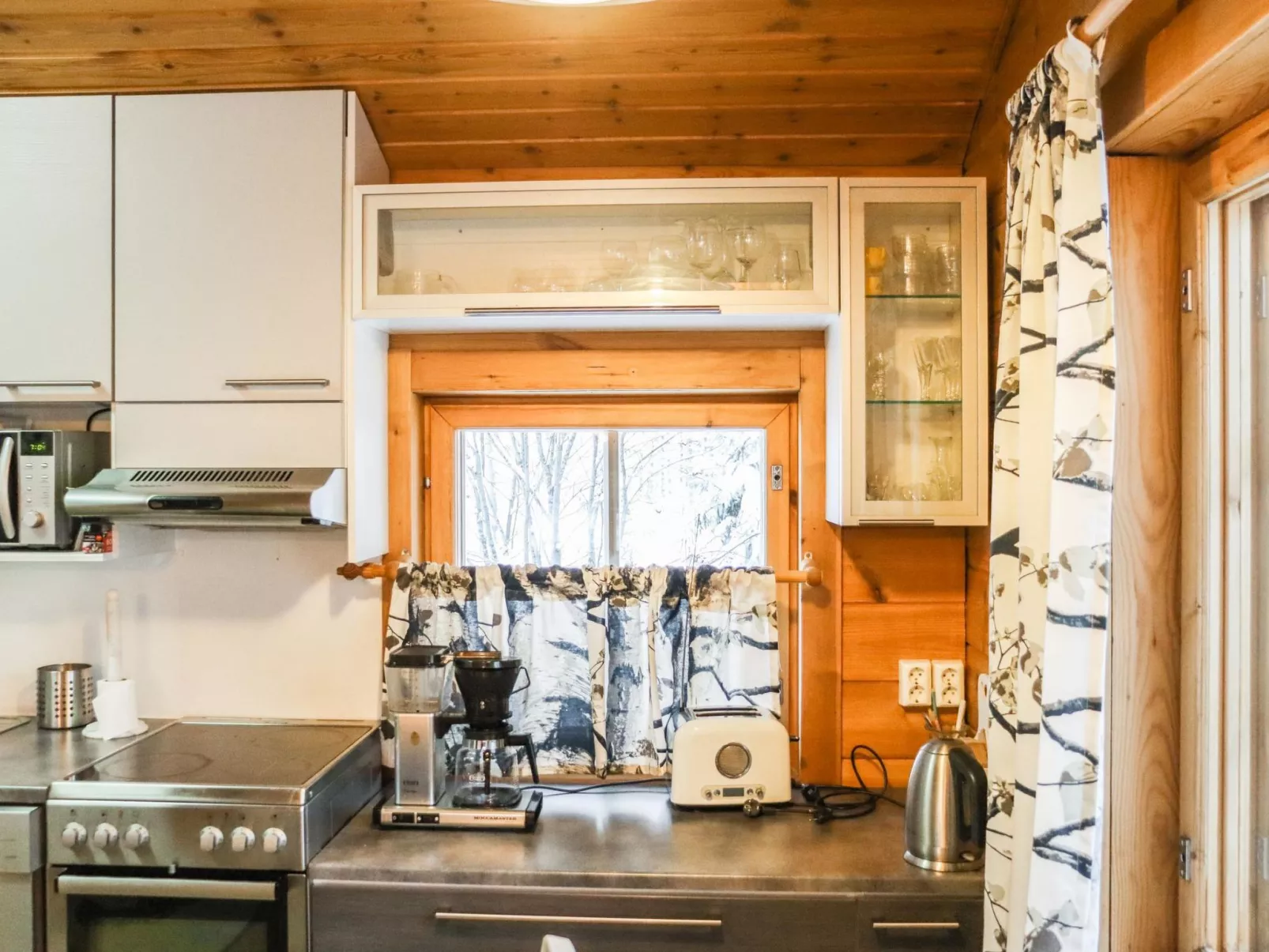 Hyrynpirtti mökki-Dedans