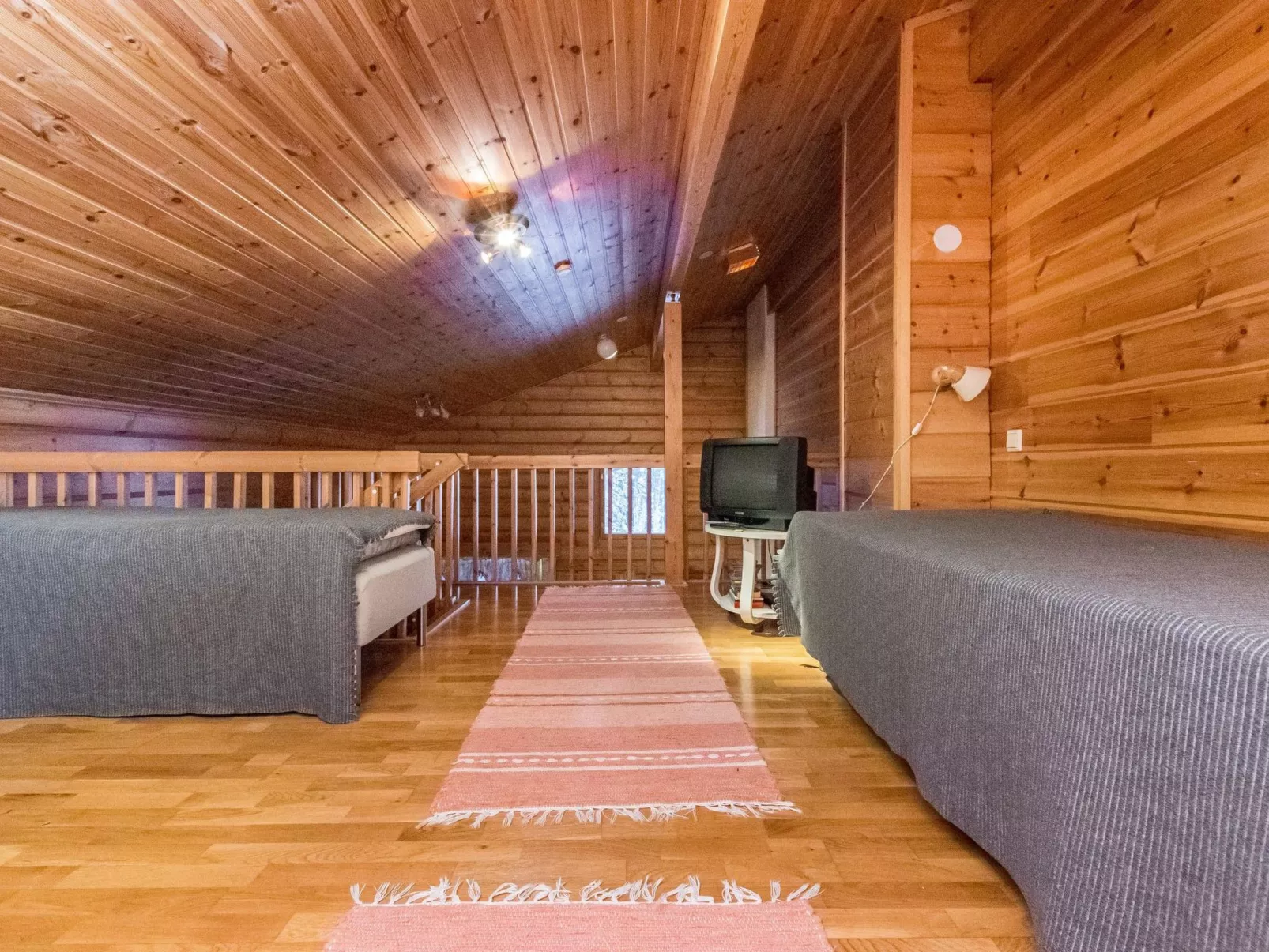 Rakotuli 2 paritalon yläkerta-Dedans