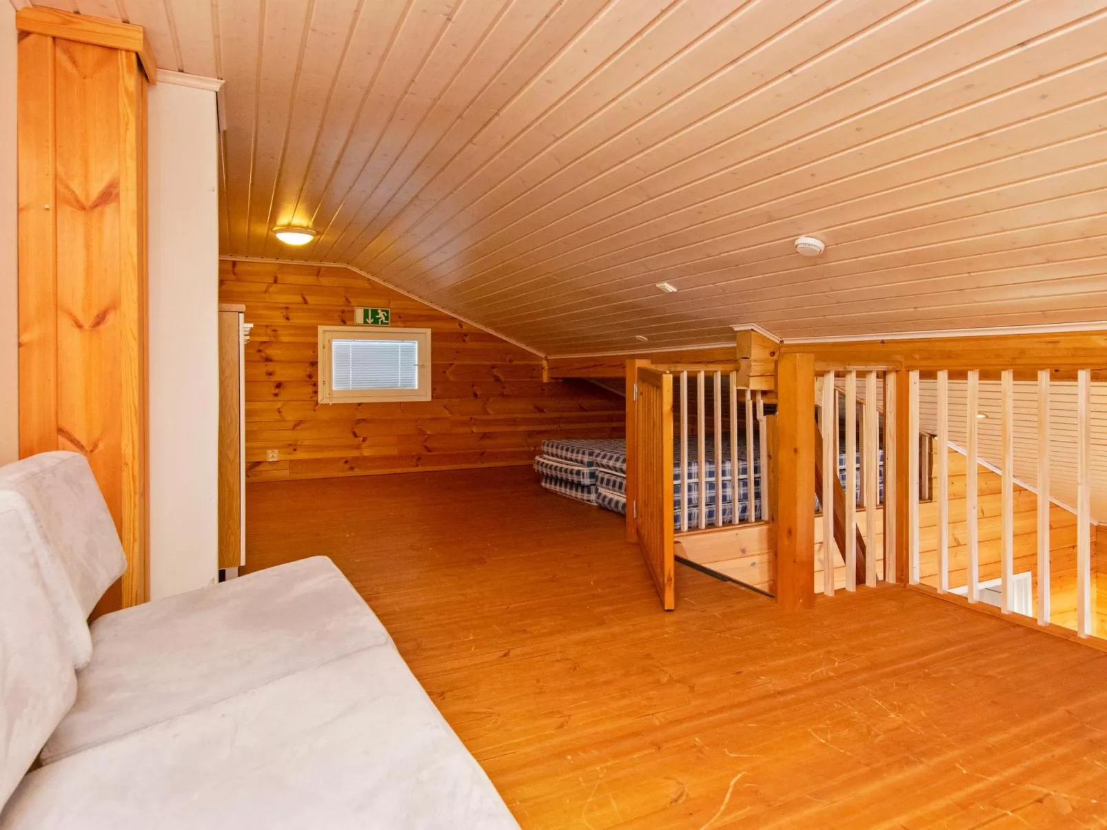 Hallan paroni b paritalo-Drinnen