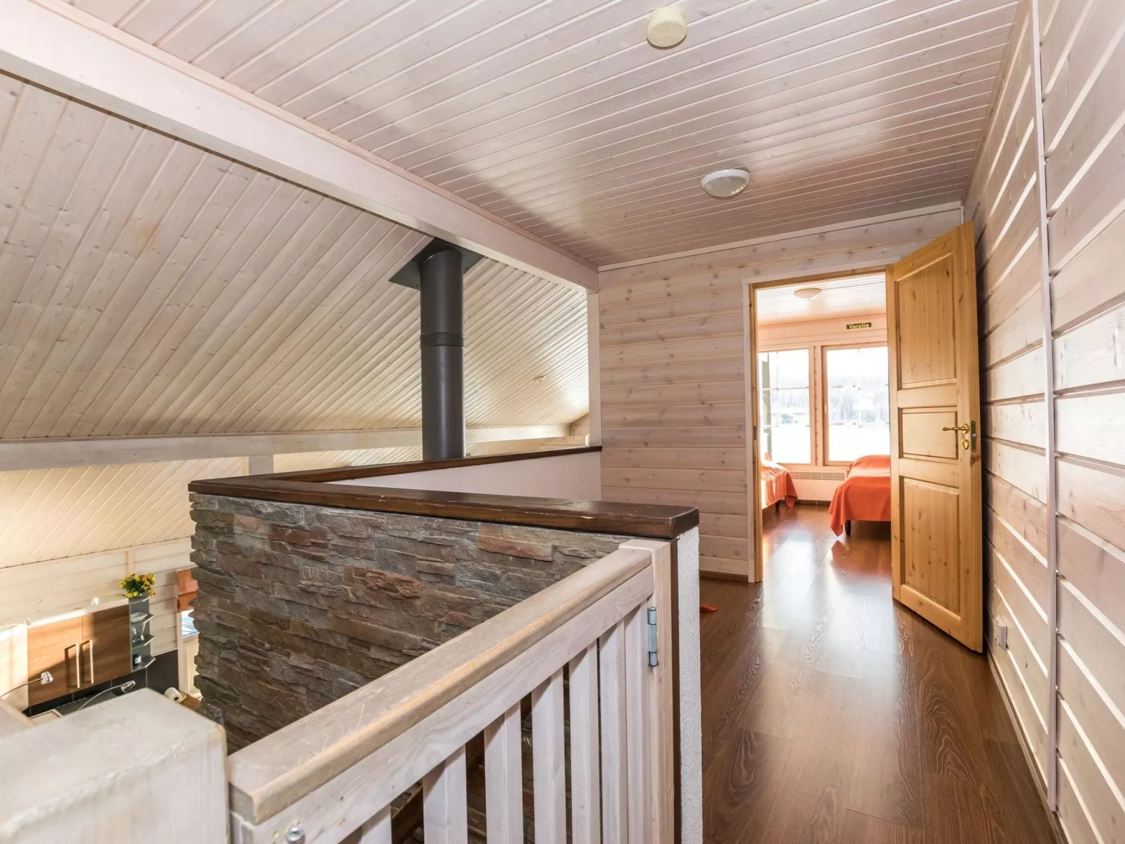 Aurinko-saaga 4 paritalo-Dedans