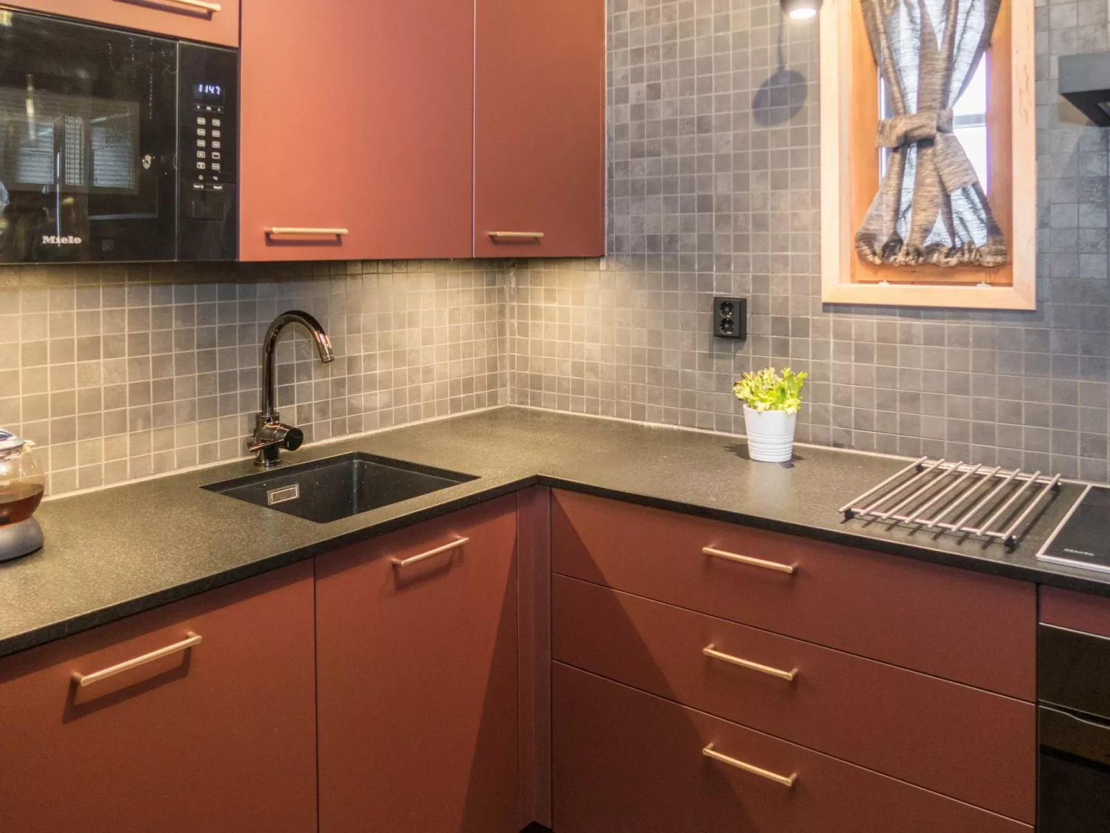 Ruka-rokova 2-Dedans